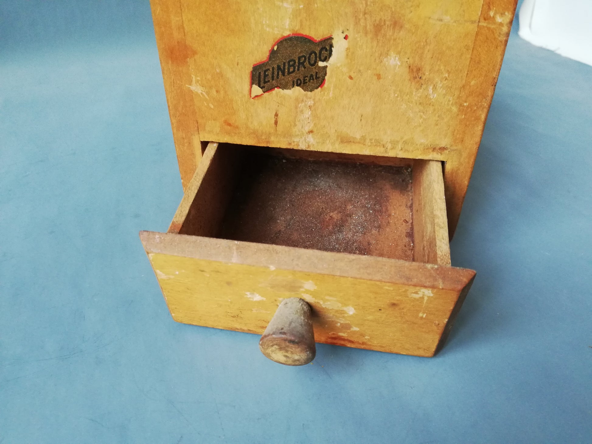 Antike Kaffeemühle Holz Leinbrocks Ideal. Detailansicht der geöffneten Schublade.