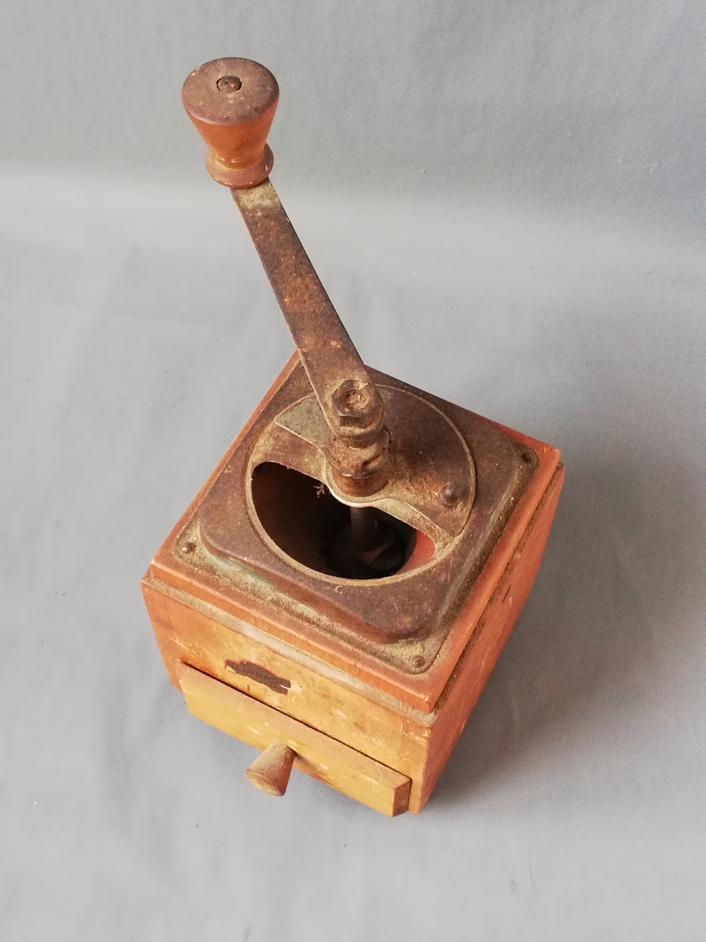 Antike Kaffeemühle Holz Leinbrocks Ideal. Sicht von oben auf den geöffneten Kaffebehälter mit Griff zum Mahlen.