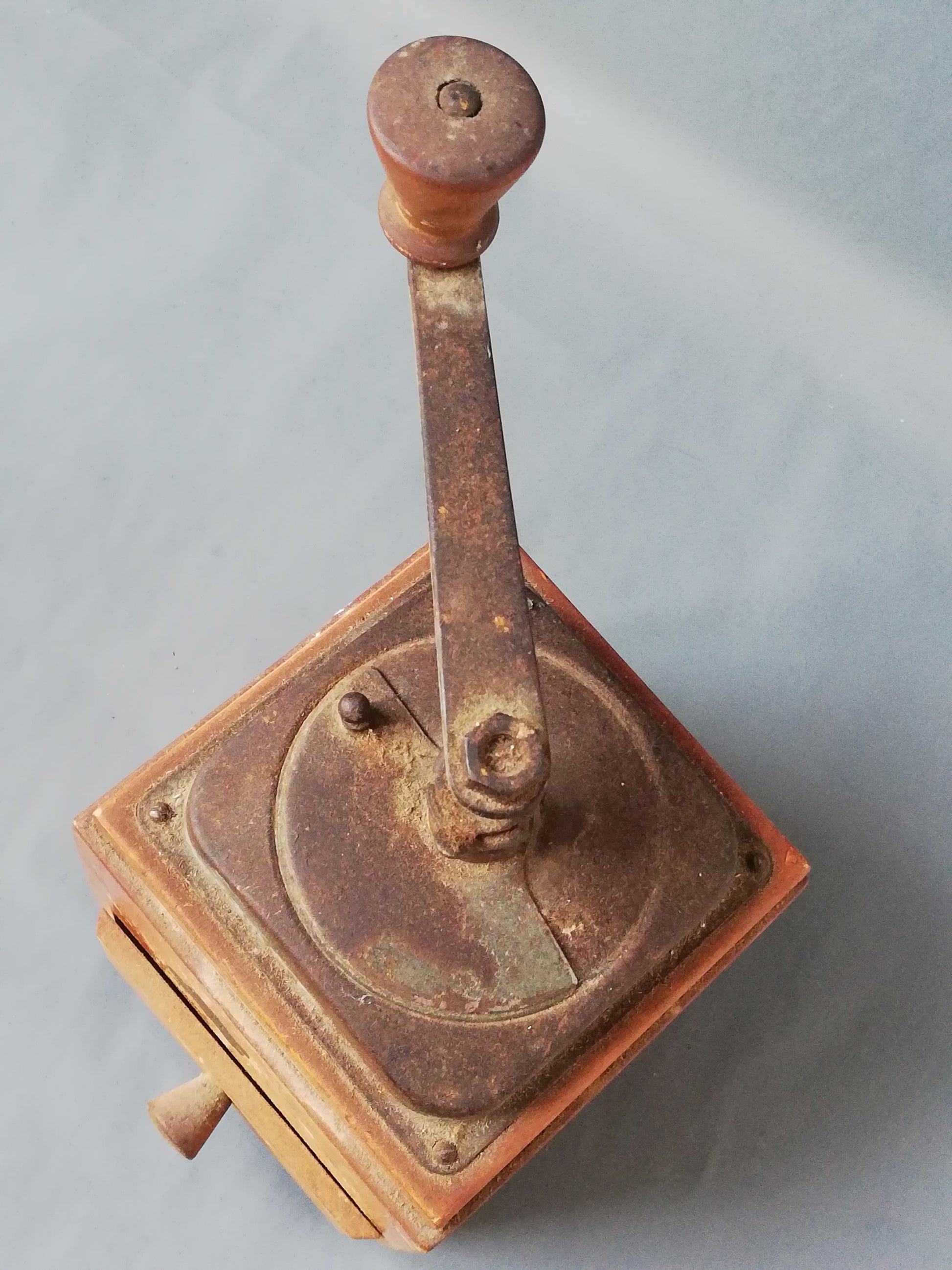 Antike Kaffeemühle Holz Leinbrocks Ideal. Sichr von oben mit geschlossenen Mahlbehälter.