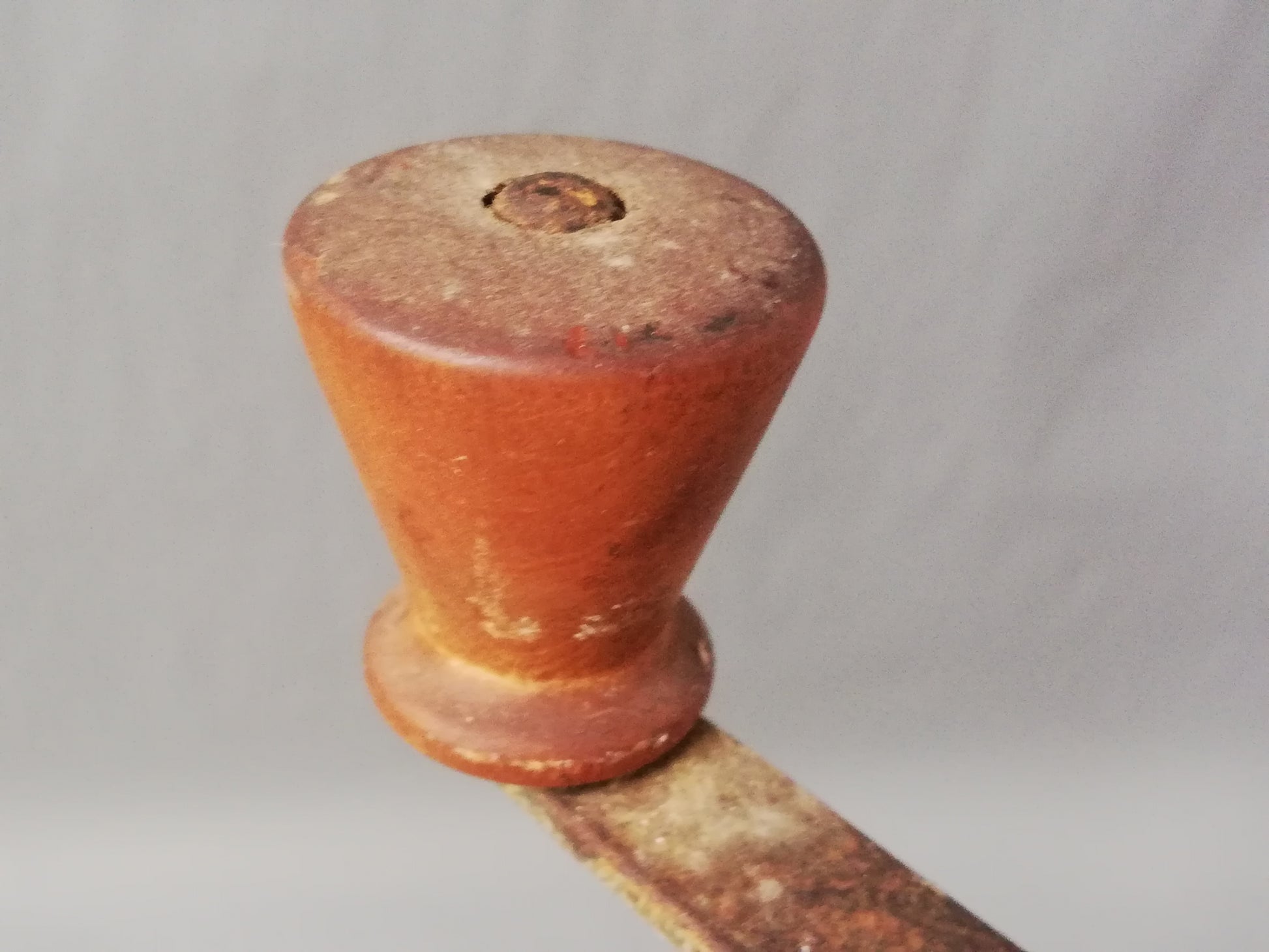 Antike Kaffeemühle Holz Leinbrocks Ideal. Detailansicht auf den hölzernen Griff des Mahlwerks.