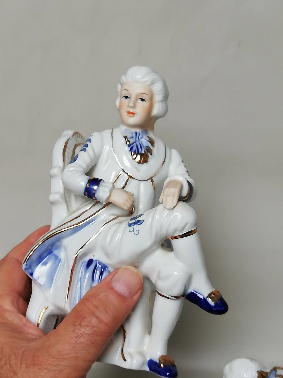 Paire de figurines en porcelaine de style rococo – Cavalier et dame, bleu cobalt et or cuivré, vintage années 1990