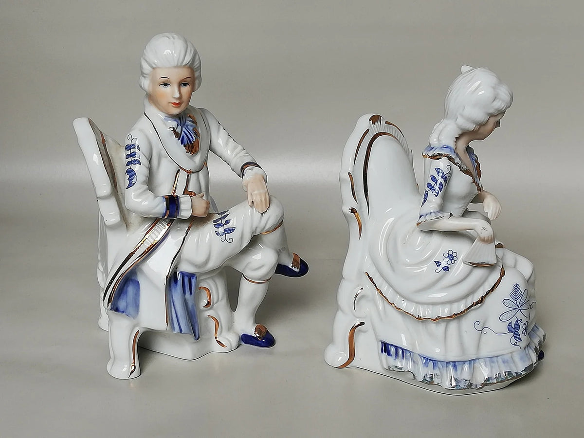 Paire de figurines en porcelaine de style rococo – Cavalier et dame, bleu cobalt et or cuivré, vintage années 1990