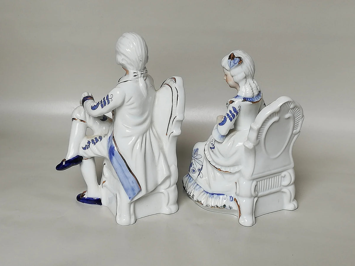 Paire de figurines en porcelaine de style rococo – Cavalier et dame, bleu cobalt et or cuivré, vintage années 1990