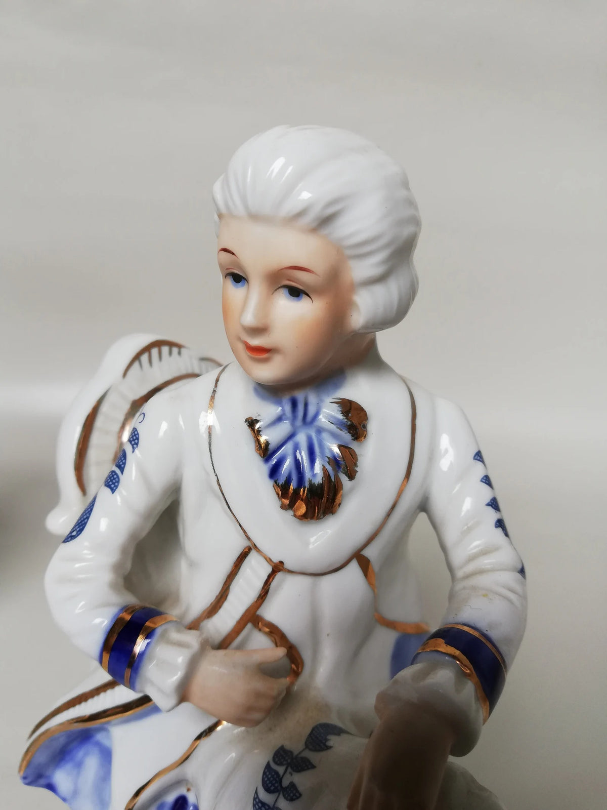 Paire de figurines en porcelaine de style rococo – Cavalier et dame, bleu cobalt et or cuivré, vintage années 1990