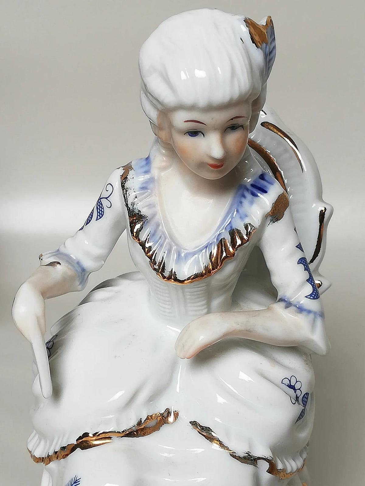 Paire de figurines en porcelaine de style rococo – Cavalier et dame, bleu cobalt et or cuivré, vintage années 1990
