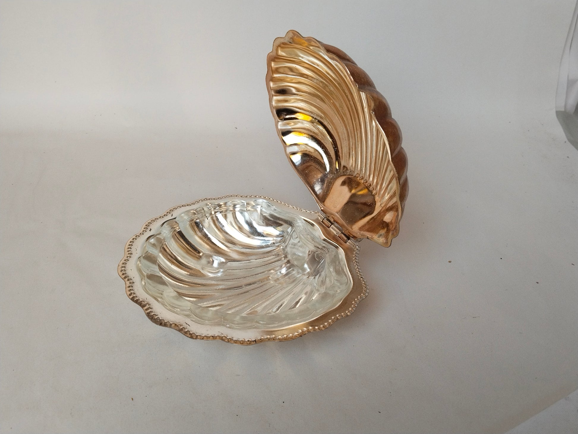 Kaviarmuschel geöffnet mit sichtbarer goldener Innenseite und herausnehmbarer Glasschale
