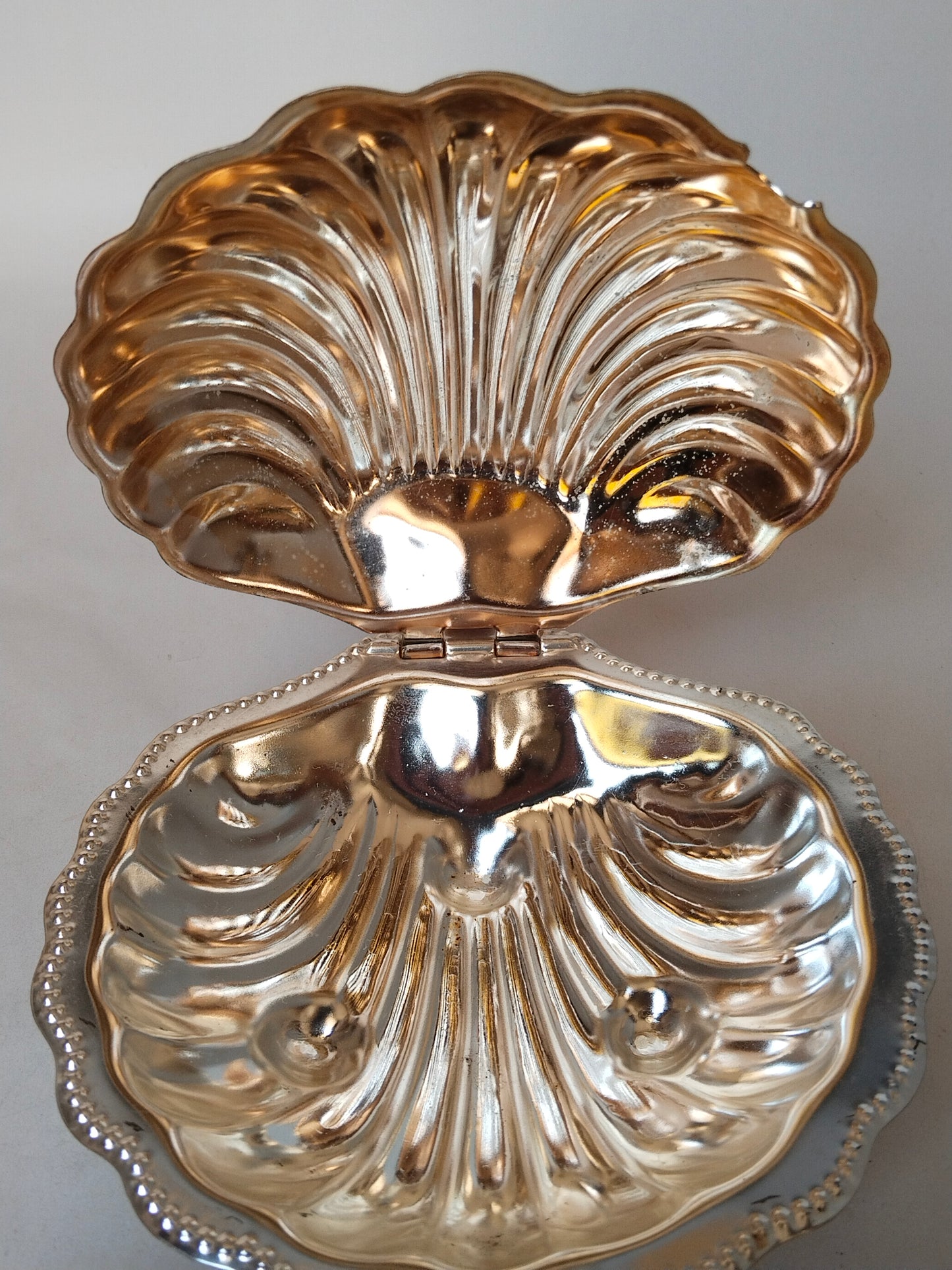 Detailaufnahme Innenraum beider Schalenhälften, versilbert und vergoldet