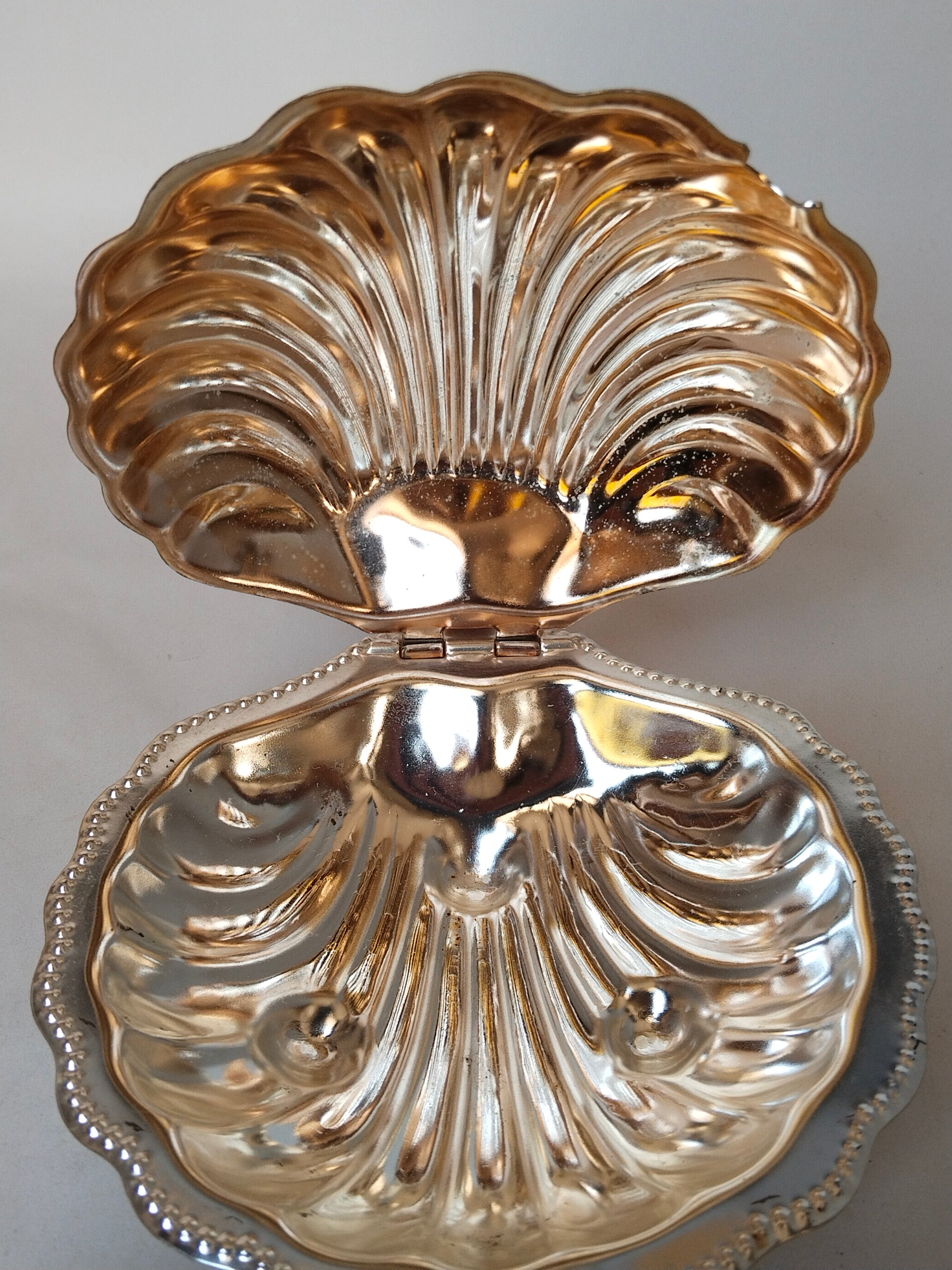 Detailaufnahme Innenraum beider Schalenhälften, versilbert und vergoldet