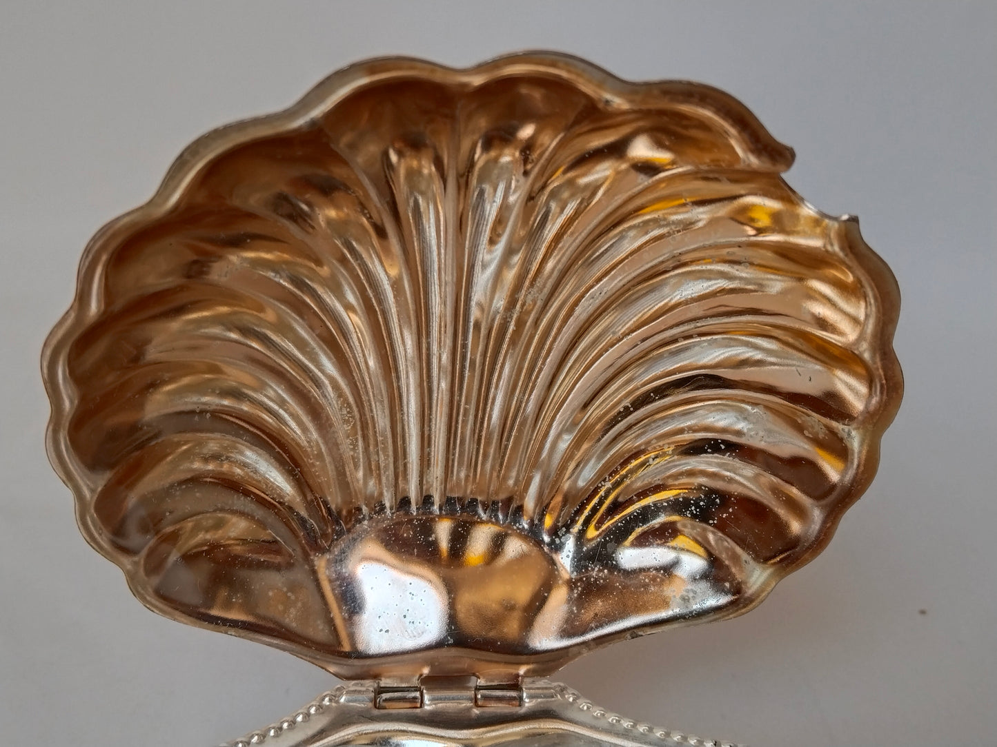 Nahaufnahme Deckelinnenseite mit Goldton und Muschelrippen-Relief
