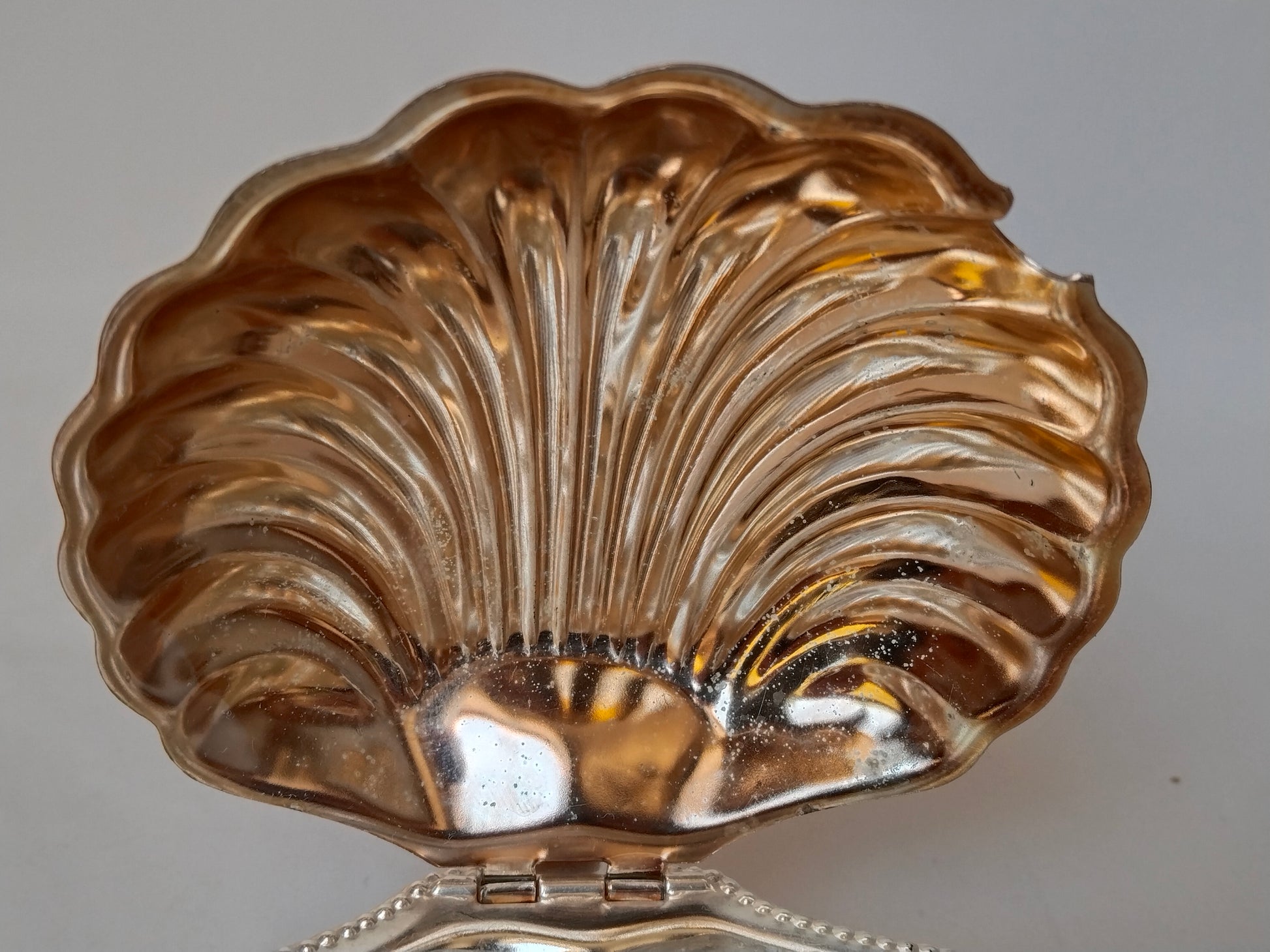 Nahaufnahme Deckelinnenseite mit Goldton und Muschelrippen-Relief
