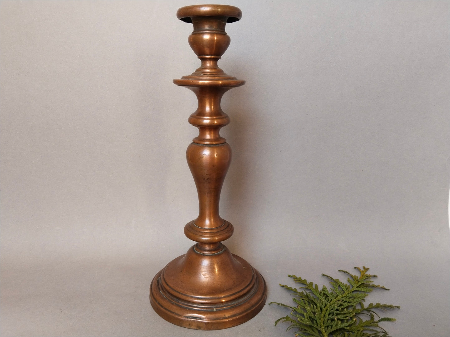 Antiker Kupfer-Kerzenständer, 23 cm, Gesamtansicht, gedrechselte Balusterturn-Form, tiefe Rotbraun-Patina