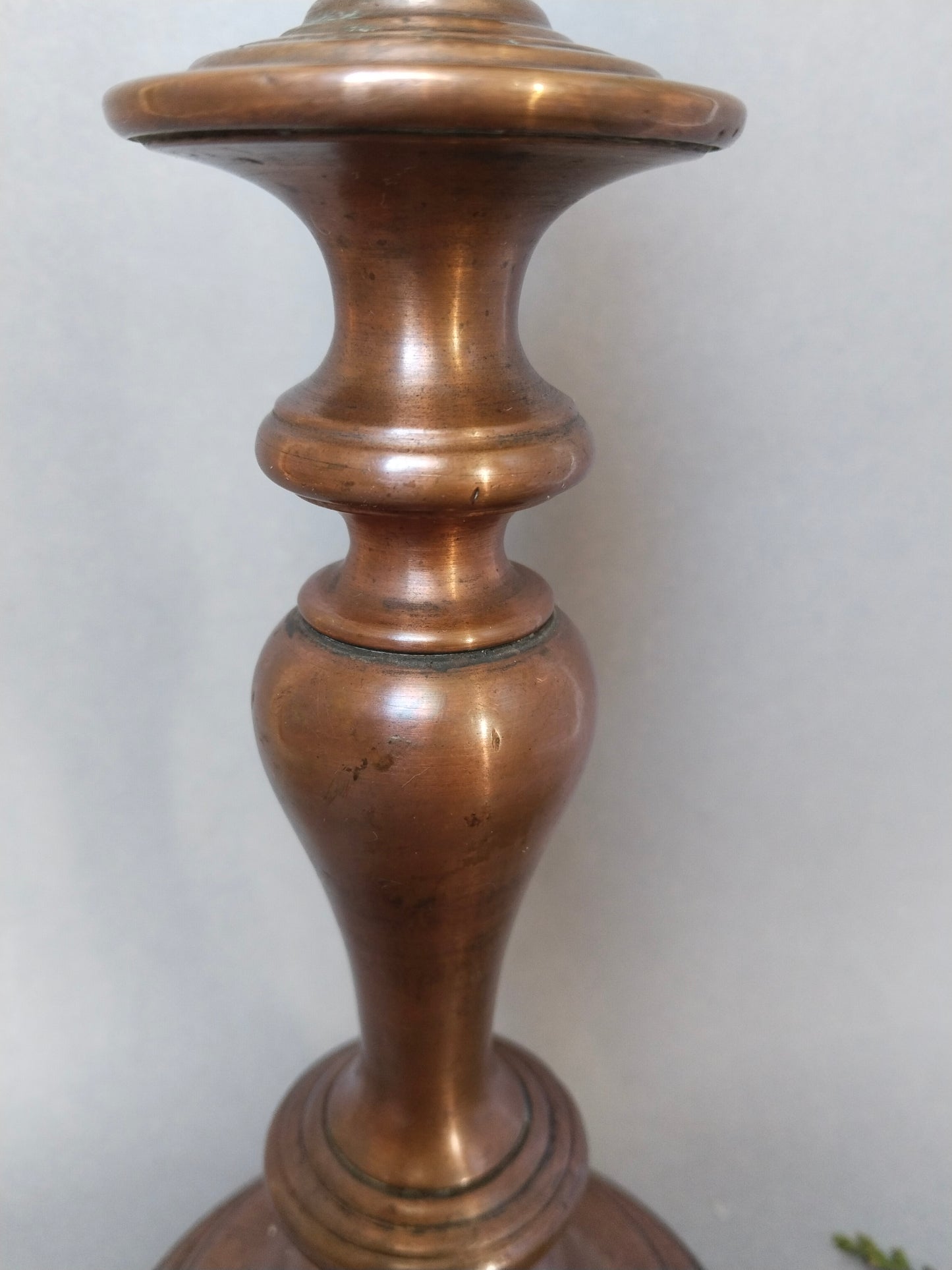 Seitenansicht Kupfer-Kerzenständer – symmetrische Balusterturn-Form, ca. 1900
