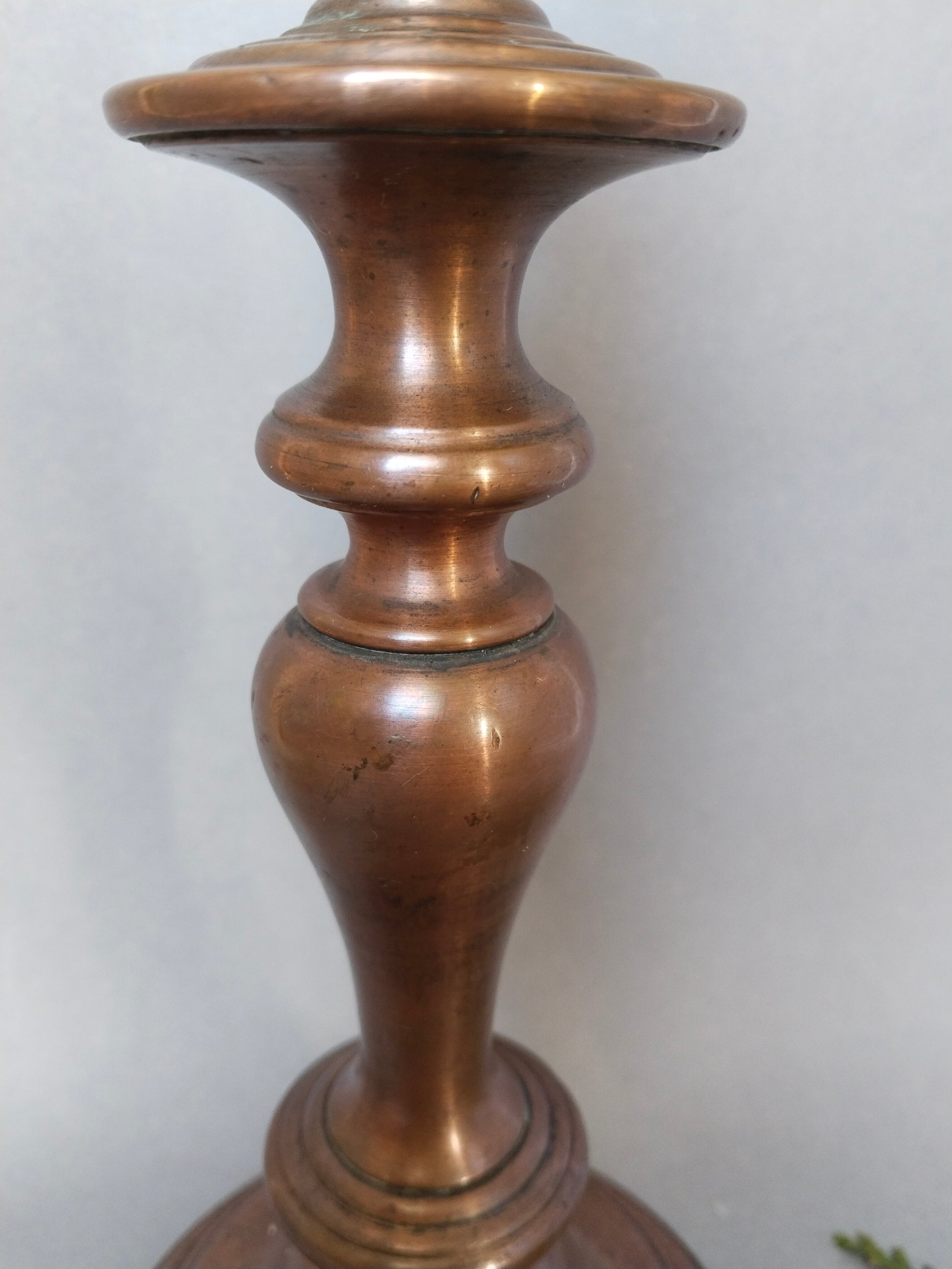 Seitenansicht Kupfer-Kerzenständer – symmetrische Balusterturn-Form, ca. 1900
