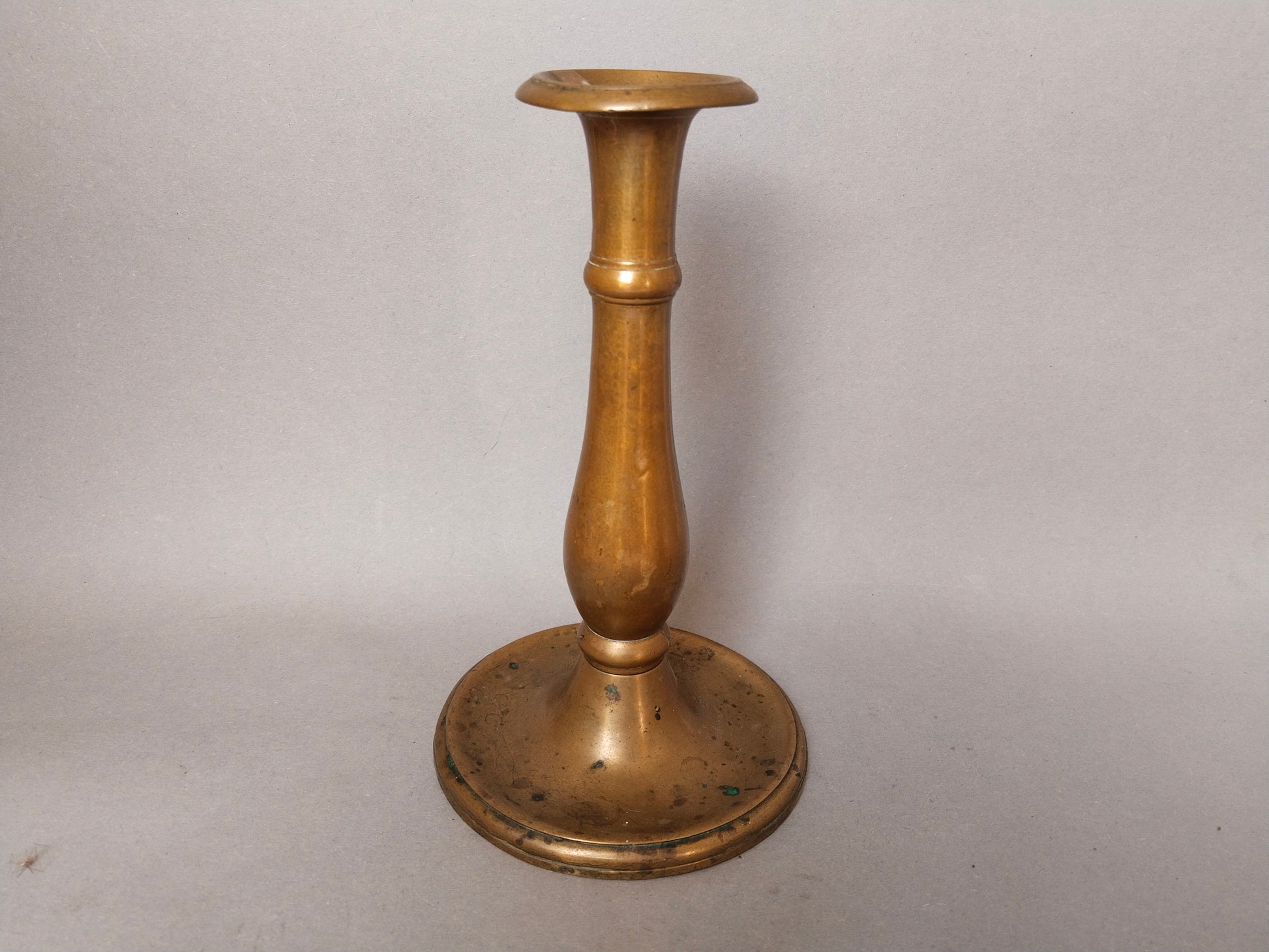 Vintage Messing-Kerzenständer, 18,5 cm hoch, klassische Baluster-Form, warme Goldpatina, freigestellt
