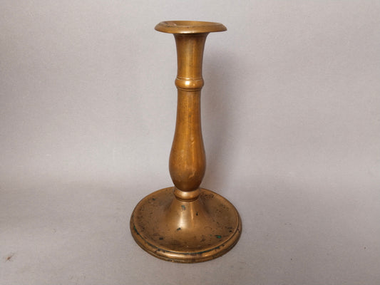 Vintage Messing-Kerzenständer, 18,5 cm hoch, klassische Baluster-Form, warme Goldpatina, freigestellt
