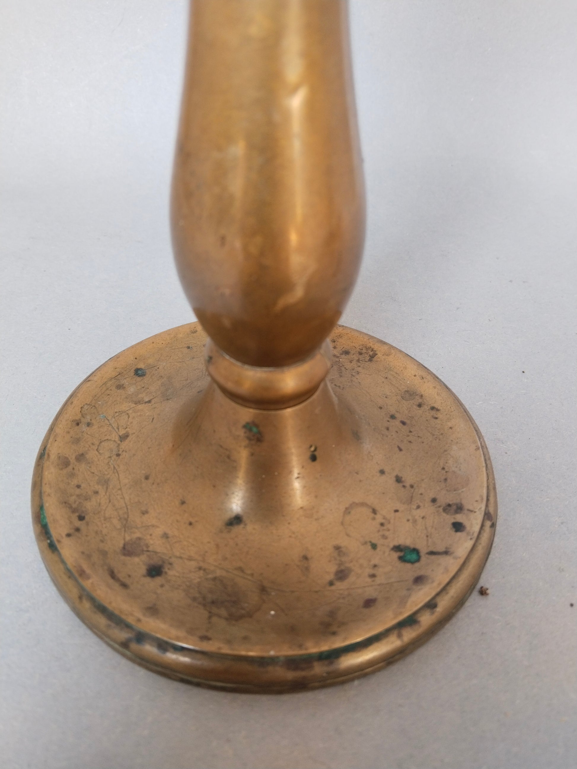 Detailaufnahme Sockel mit Alterspatina und Gebrauchsspuren, authentischer Vintage-Charakter
