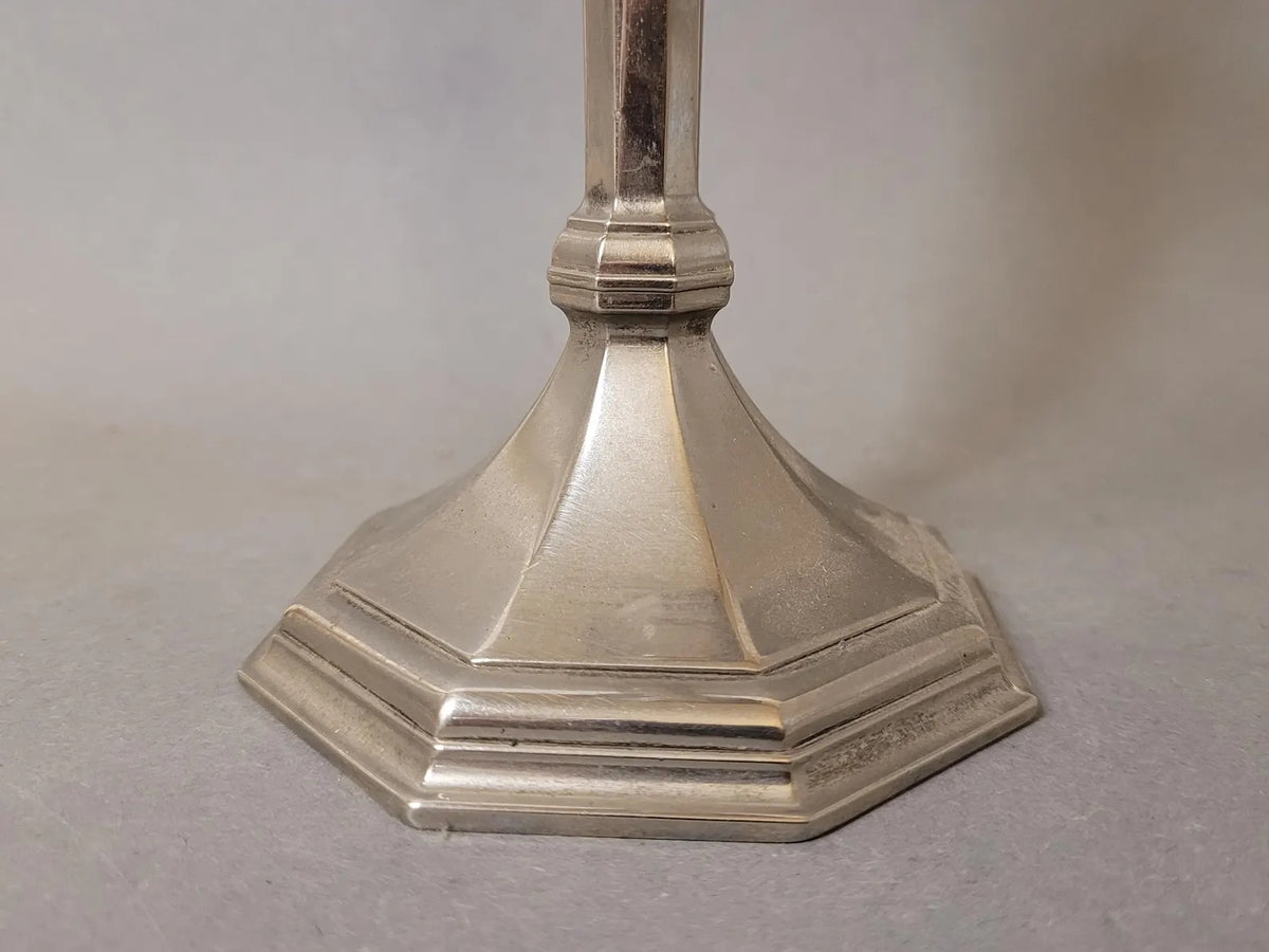 Versilberter Kerzenleuchter mit achteckigem Fuß – Vintage Tafelleuchter im georgianischen Stil, 18 cm