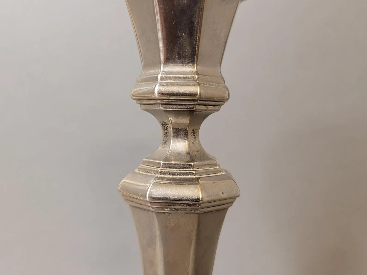 Versilberter Kerzenleuchter mit achteckigem Fuß – Vintage Tafelleuchter im georgianischen Stil, 18 cm