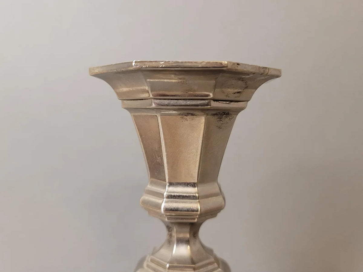 Versilberter Kerzenleuchter mit achteckigem Fuß – Vintage Tafelleuchter im georgianischen Stil, 18 cm