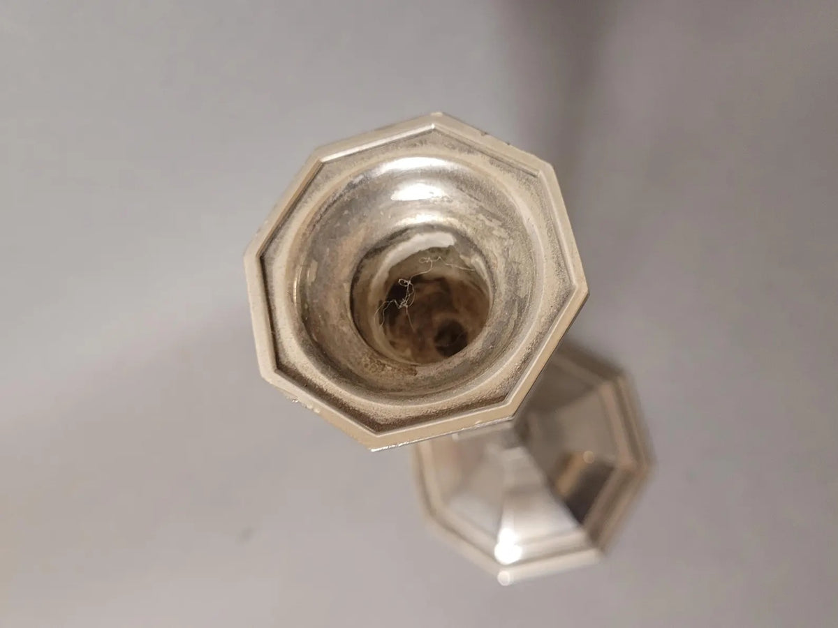 Versilberter Kerzenleuchter mit achteckigem Fuß – Vintage Tafelleuchter im georgianischen Stil, 18 cm