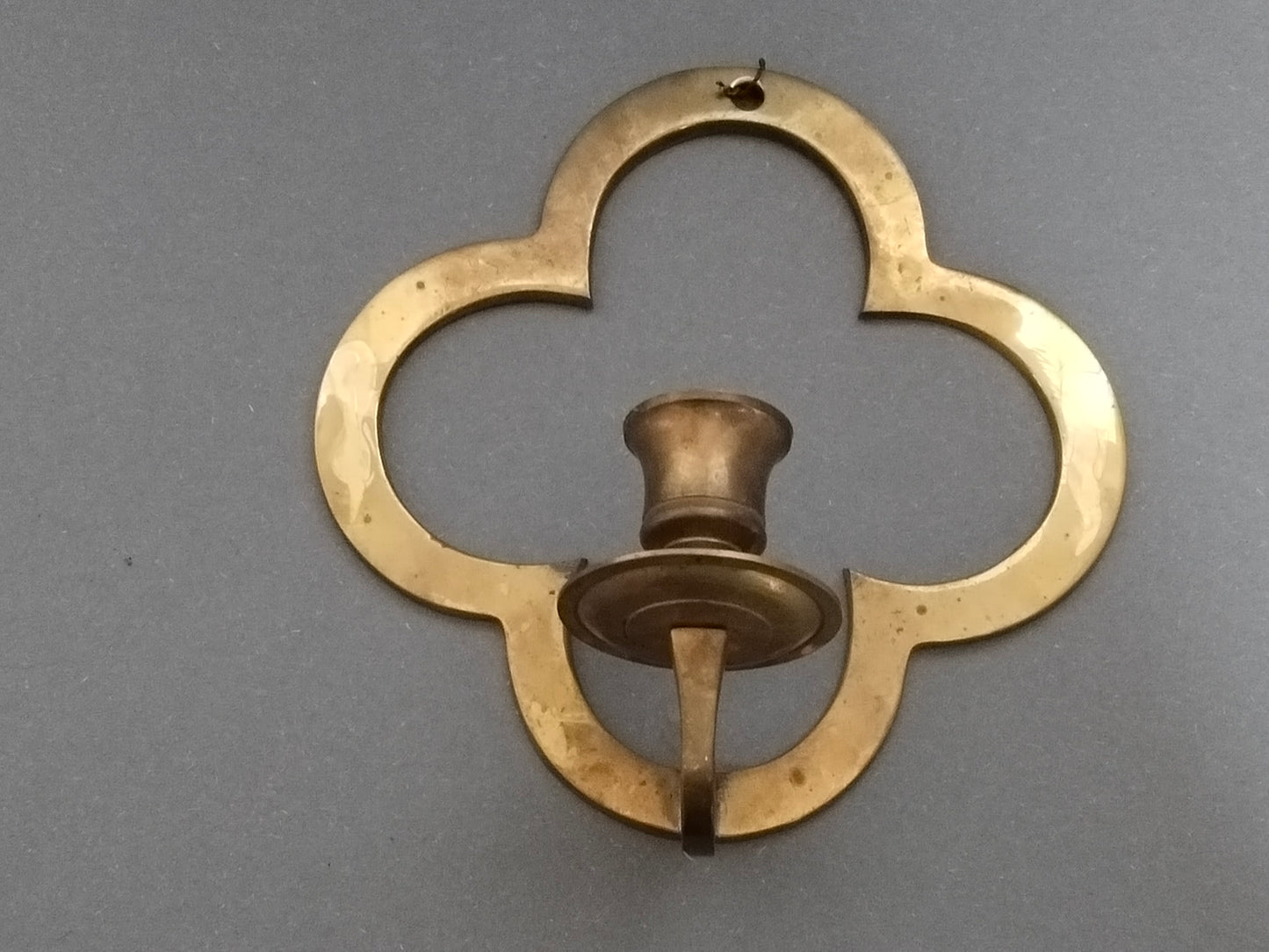 Historischer Wandleuchter aus Messing im Vierpass-Design.