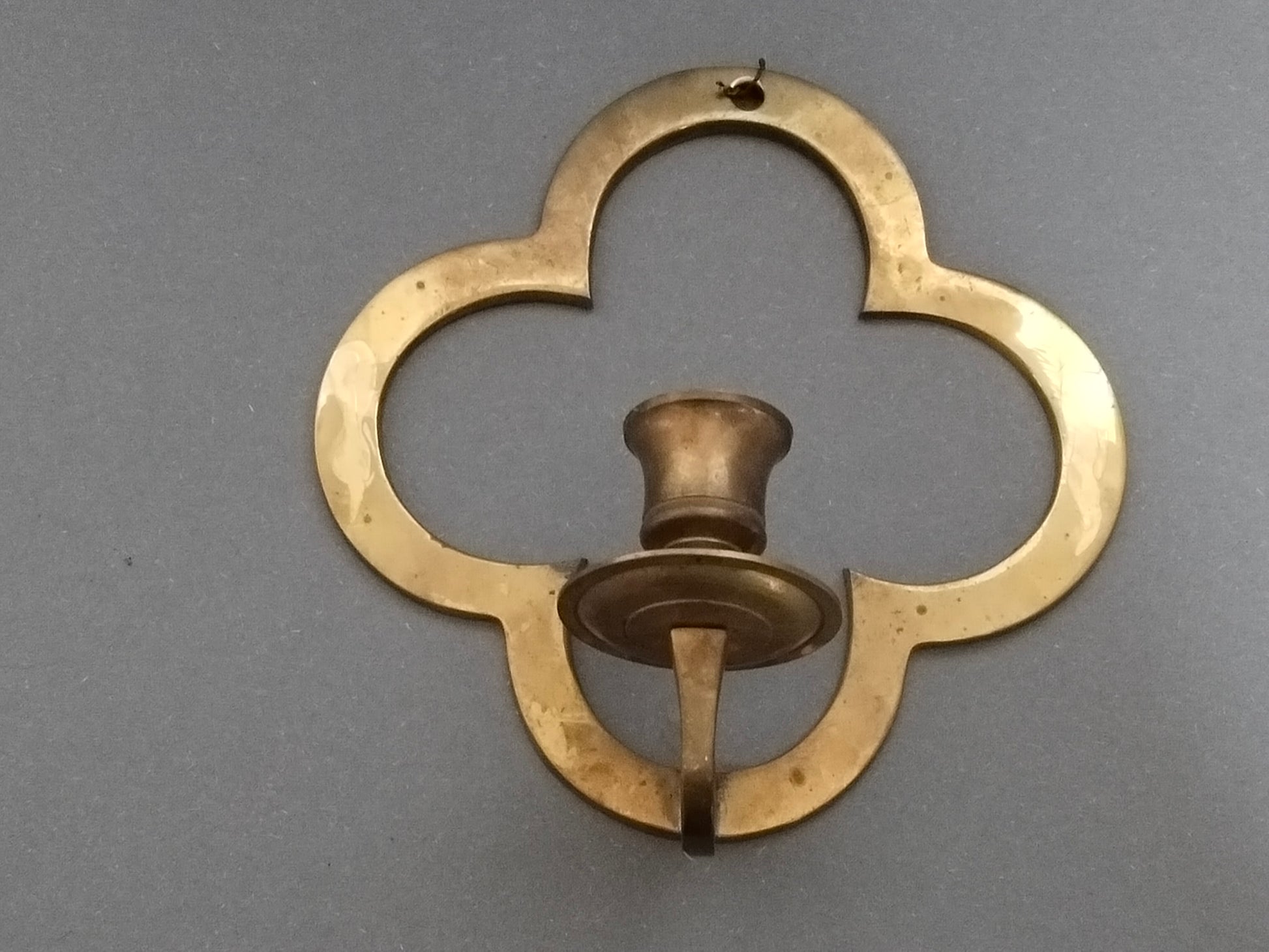 Historischer Wandleuchter aus Messing im Vierpass-Design.