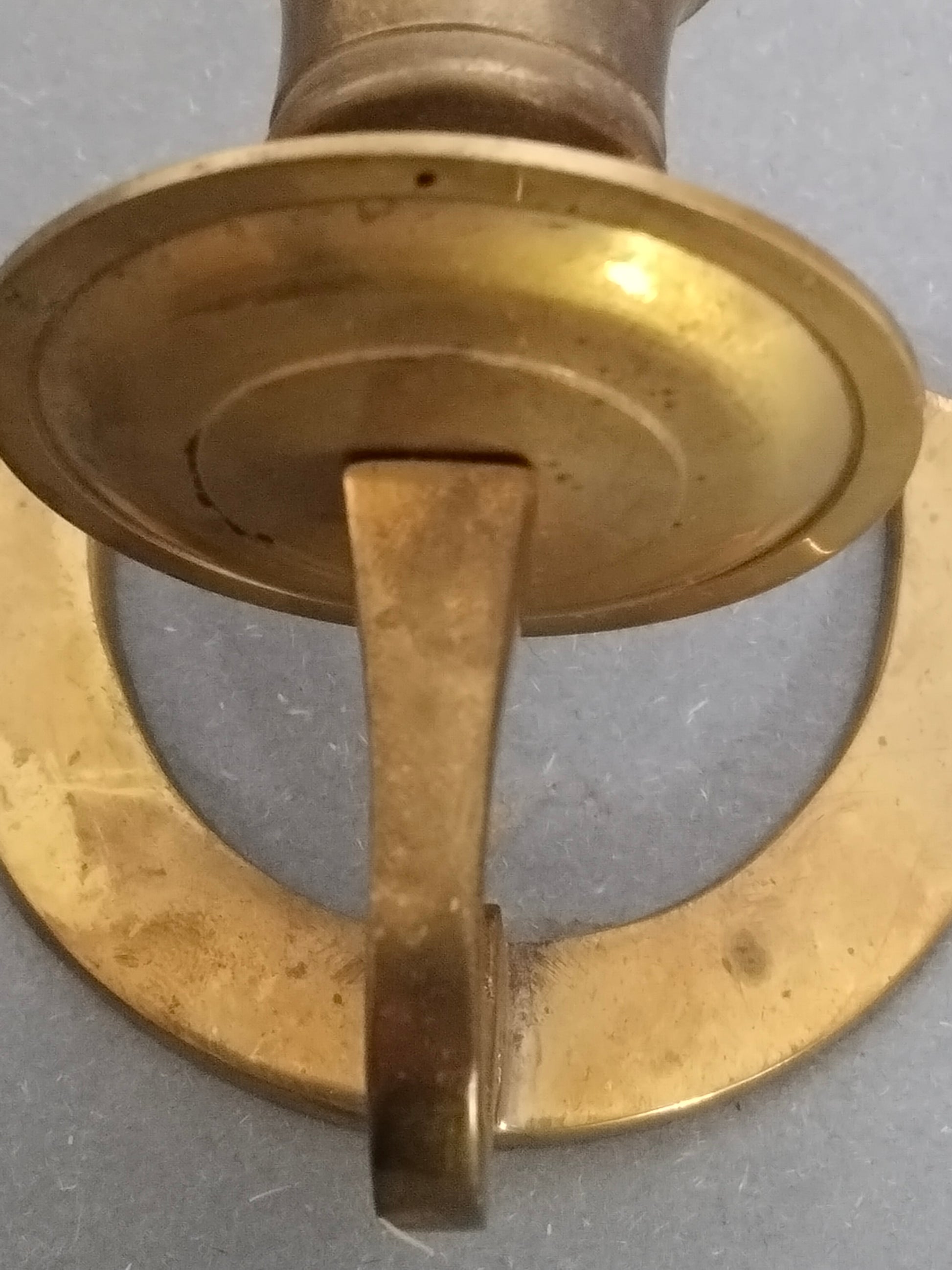 Historischer Wandleuchter aus Messing im Vierpass-Design. Ansicht von schräg unten.