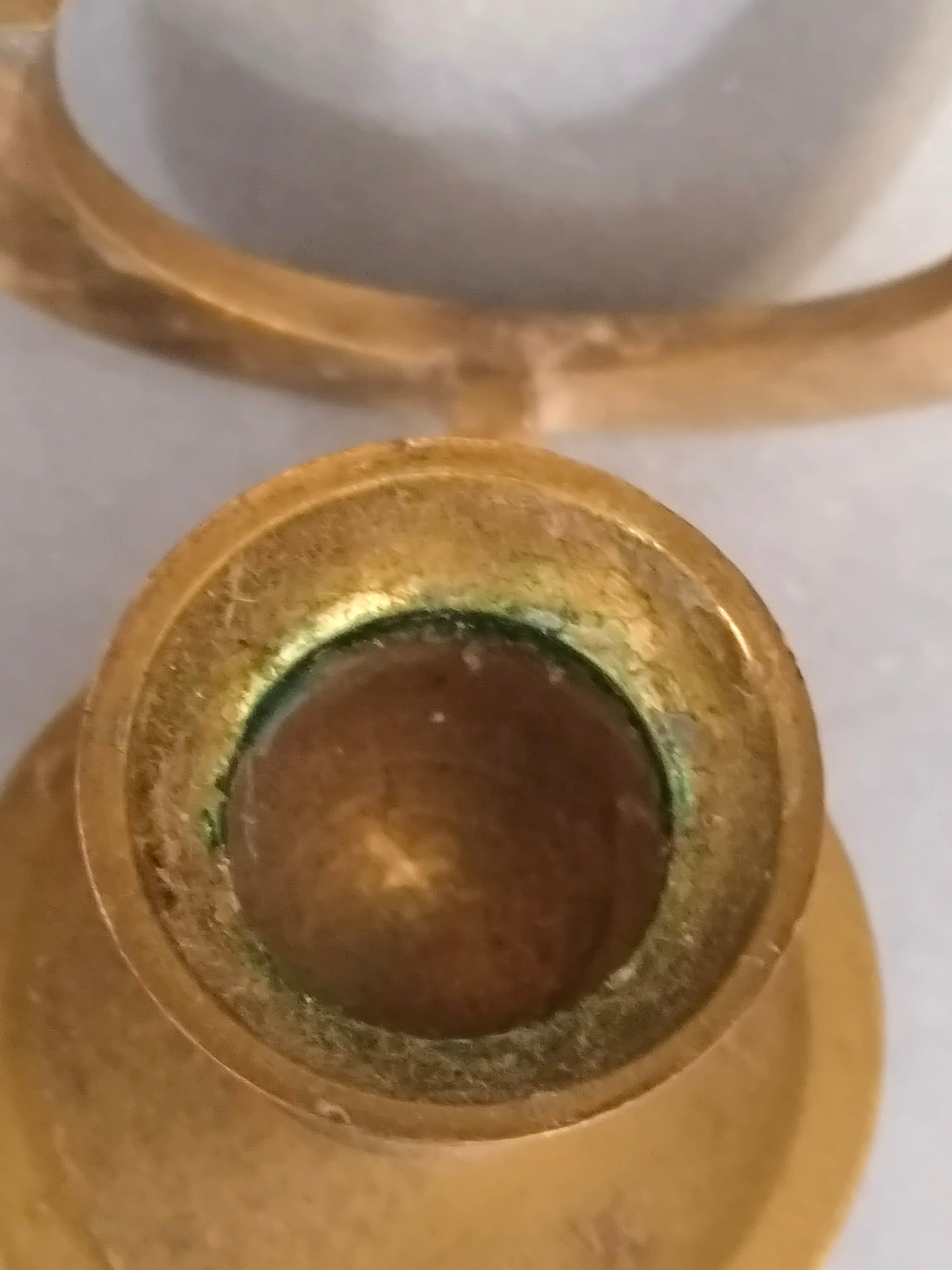 Historischer Wandleuchter aus Messing im Vierpass-Design. Ansicht von oben.