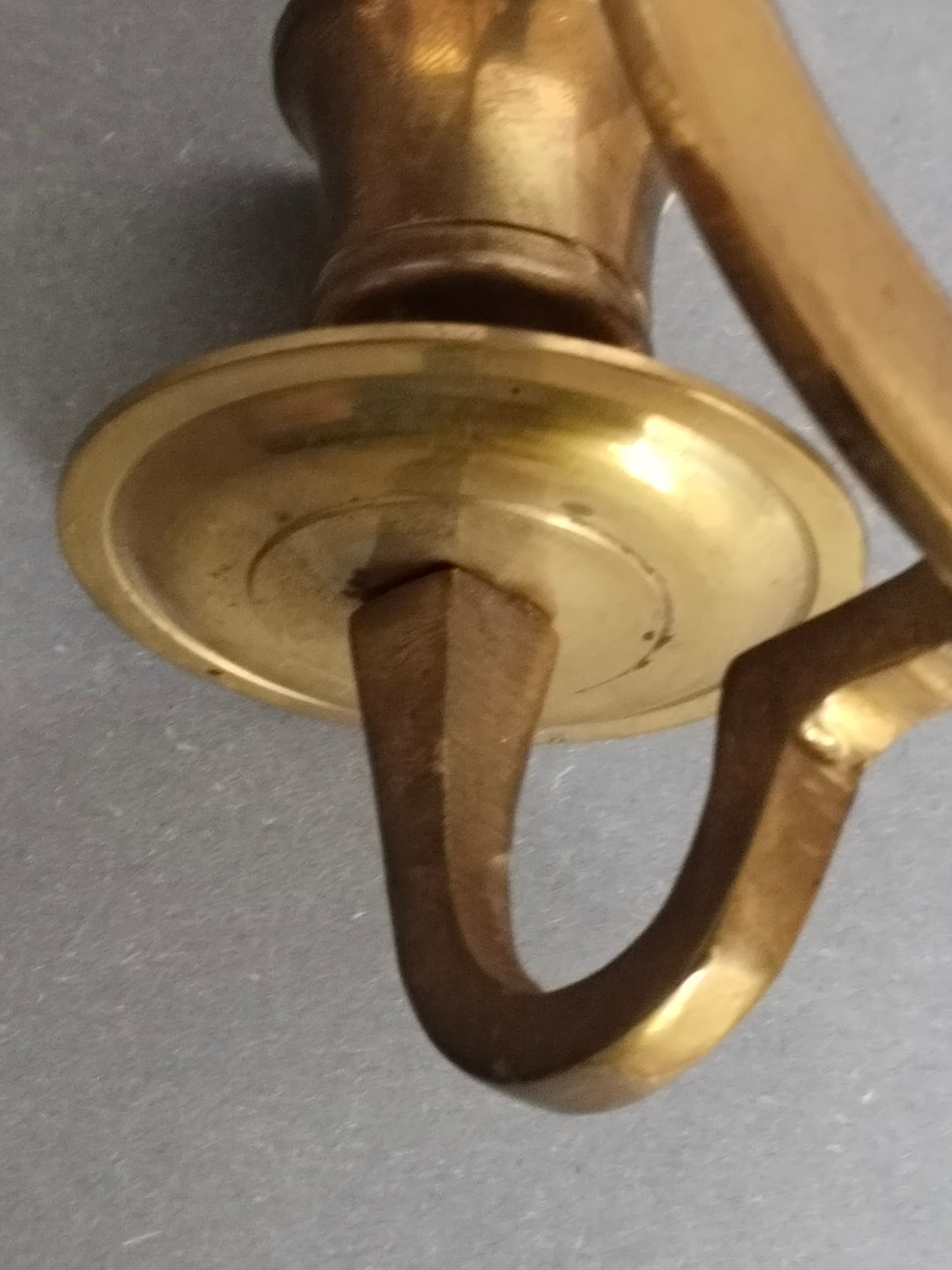 Historischer Wandleuchter aus Messing im Vierpass-Design. Ansicht von hinten und schräg unten