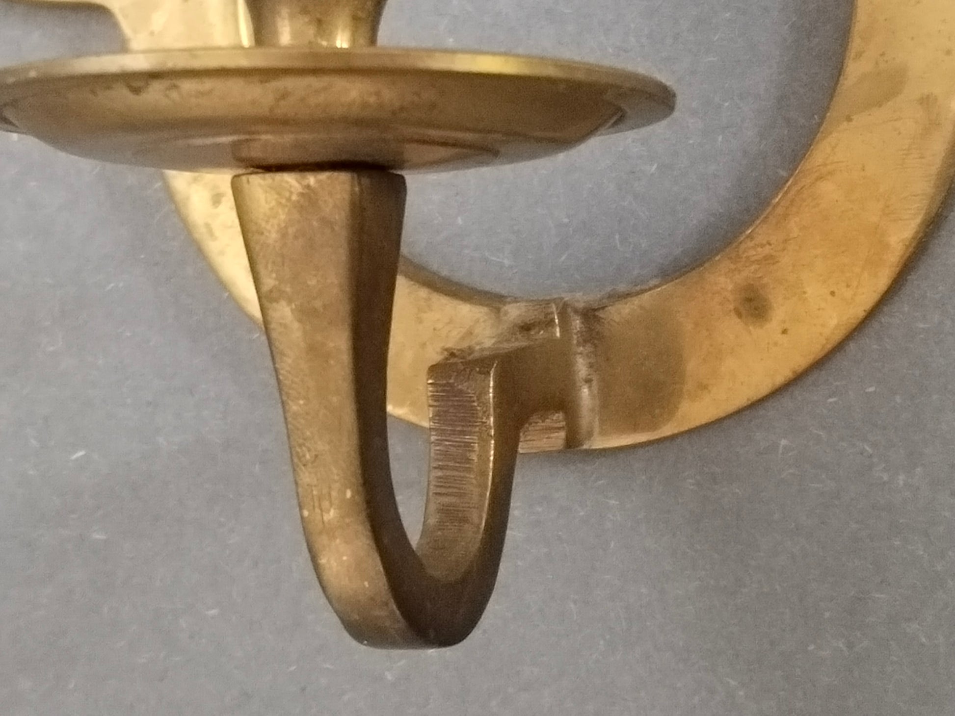 Historischer Wandleuchter aus Messing im Vierpass-Design. Nahaufnahme mit Teller.