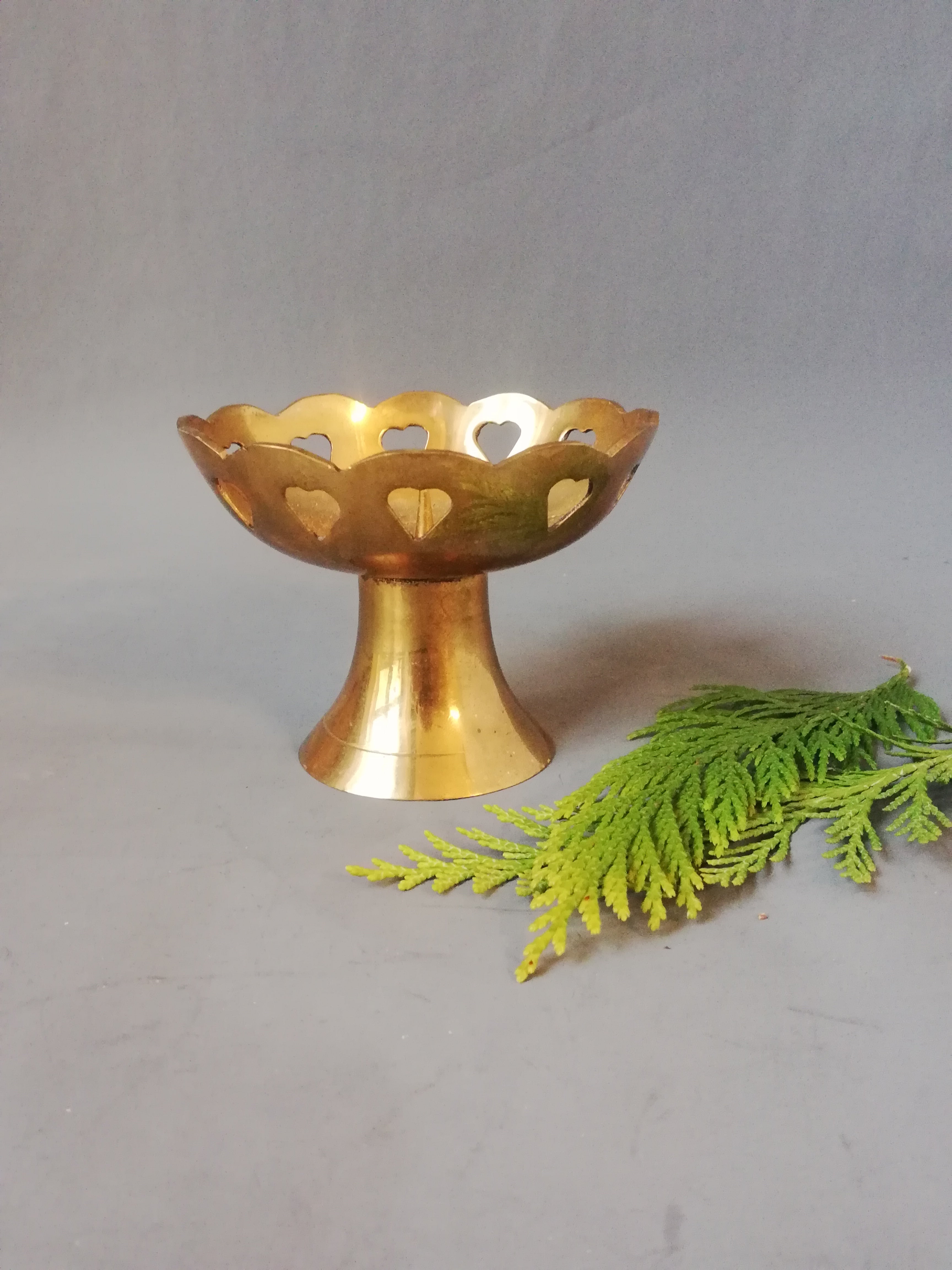 Vintage Messingkerzenhalter mit Herz-Ausschnitten, handgefertigt in den 1960ern, romantische Mid-Century Tischdeko aus Österreich
