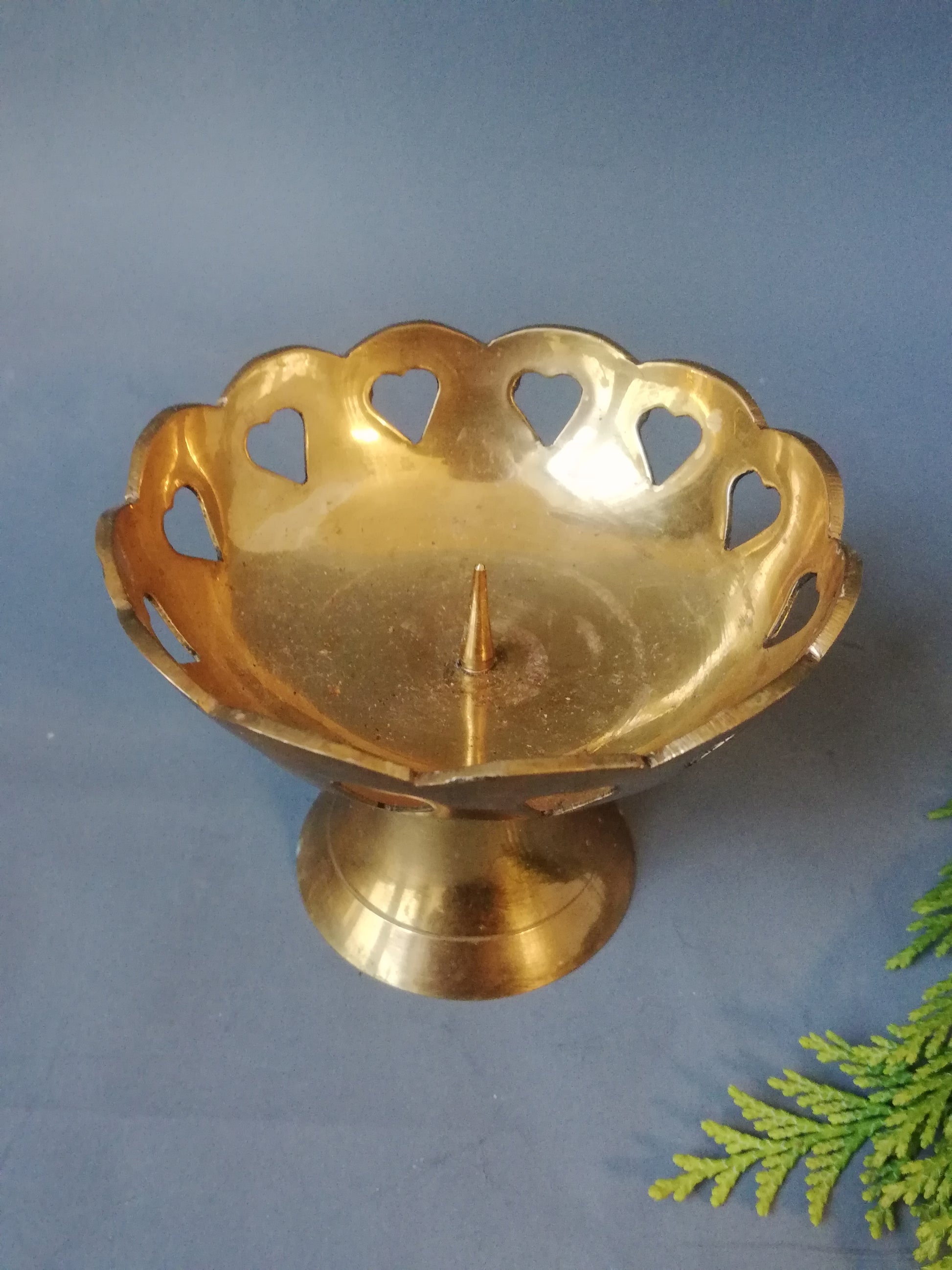 Handgefertigter Messing-Kerzenhalter 1960er Jahre für romantische Tischdeko. Aufnahme von schräg oben.