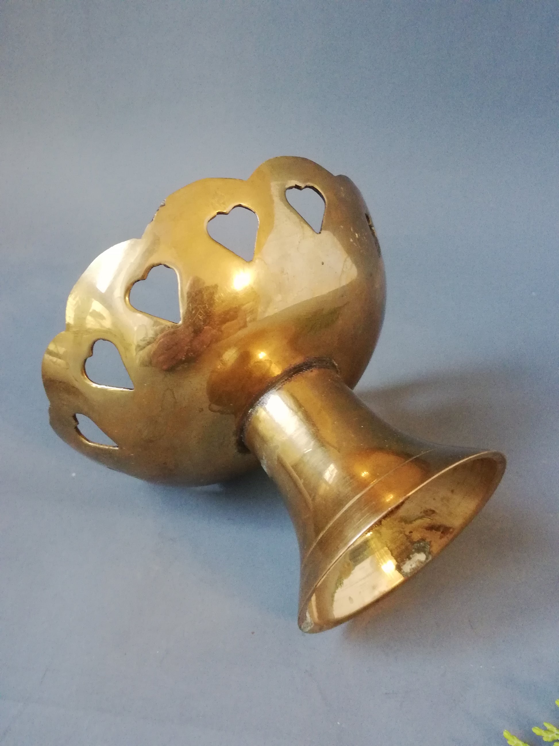 Handgefertigter Messing-Kerzenhalter 1960er Jahre für romantische Tischdeko. Liegend