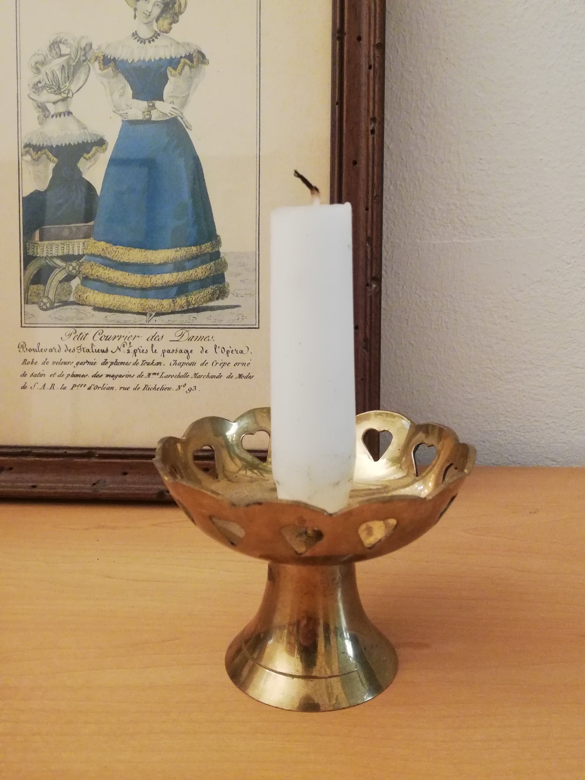 Handgefertigter Messing-Kerzenhalter 1960er Jahre für romantische Tischdeko mit Kerze vor altem Bild.