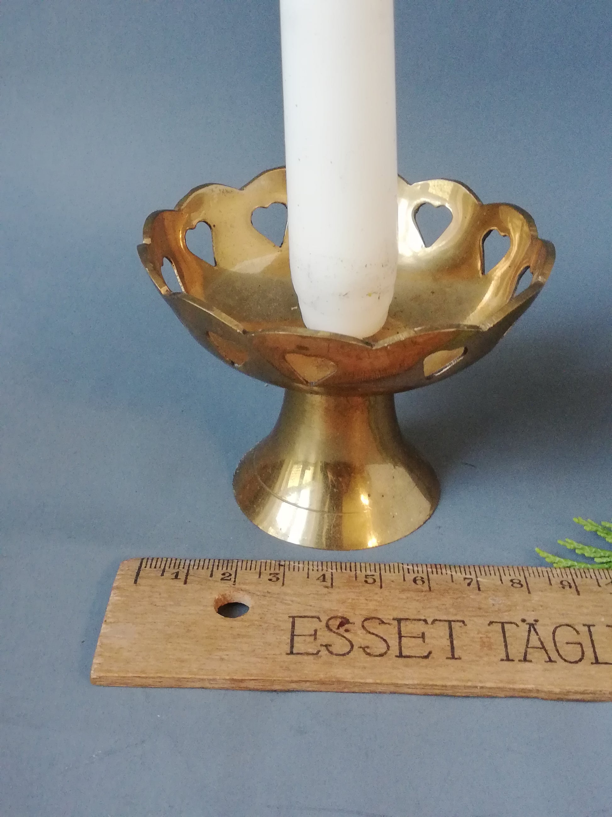 Handgefertigter Messing-Kerzenhalter 1960er Jahre für romantische Tischdeko mit Lineal zur Größenbestimmung.