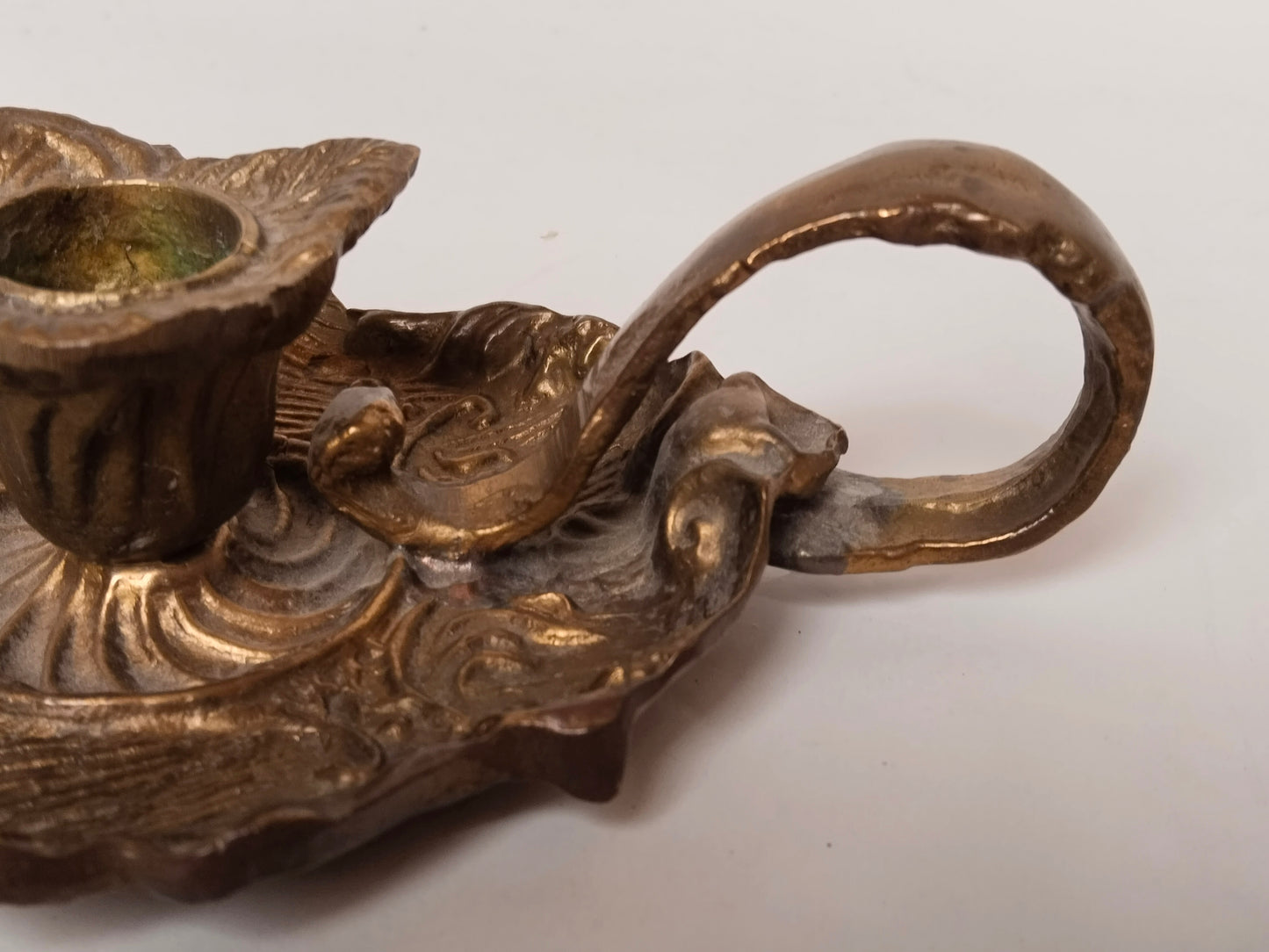 Antiker Handkerzenhalter
Nahaufnahme Griff