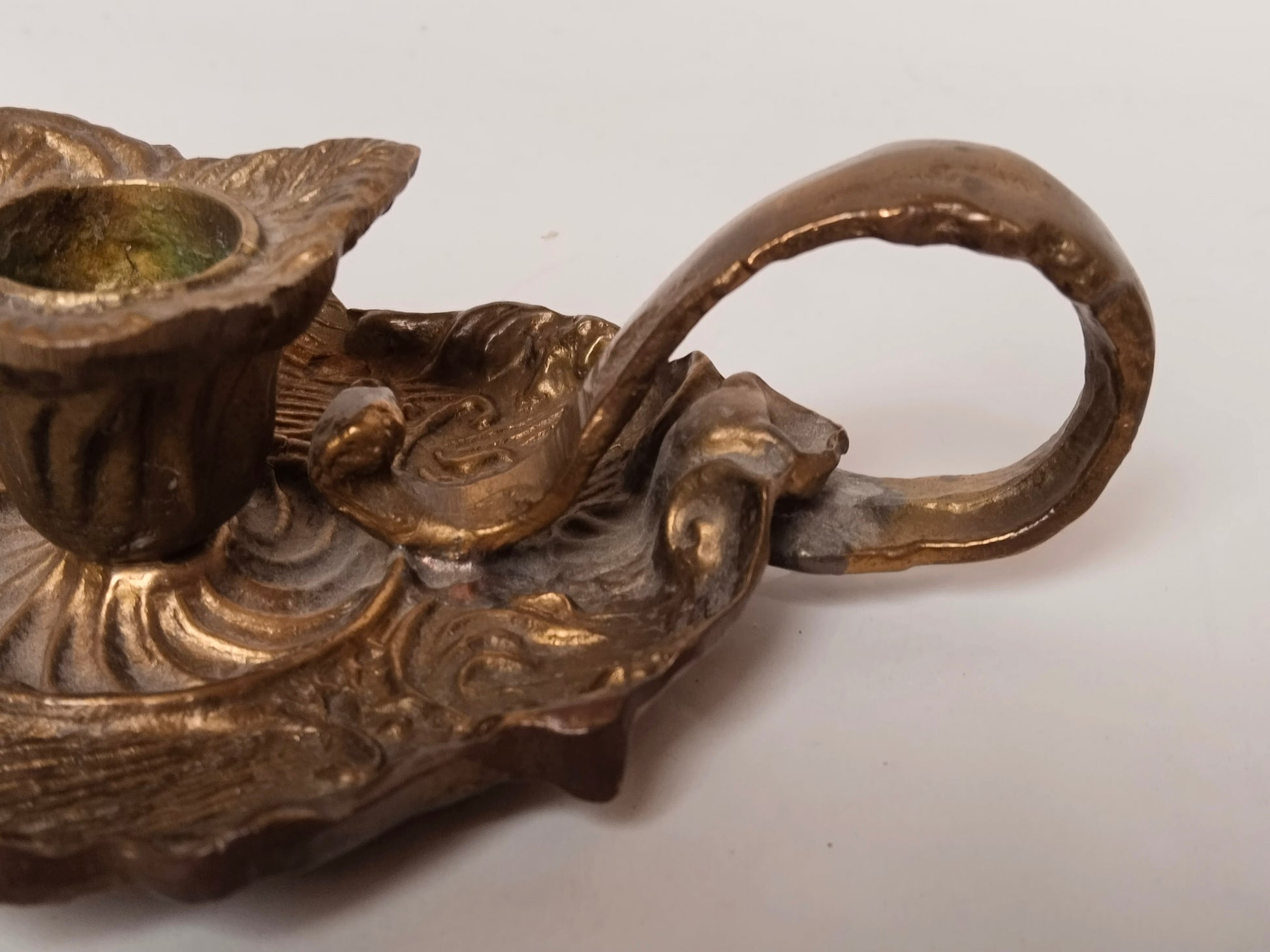 Antiker Handkerzenhalter
Nahaufnahme Griff