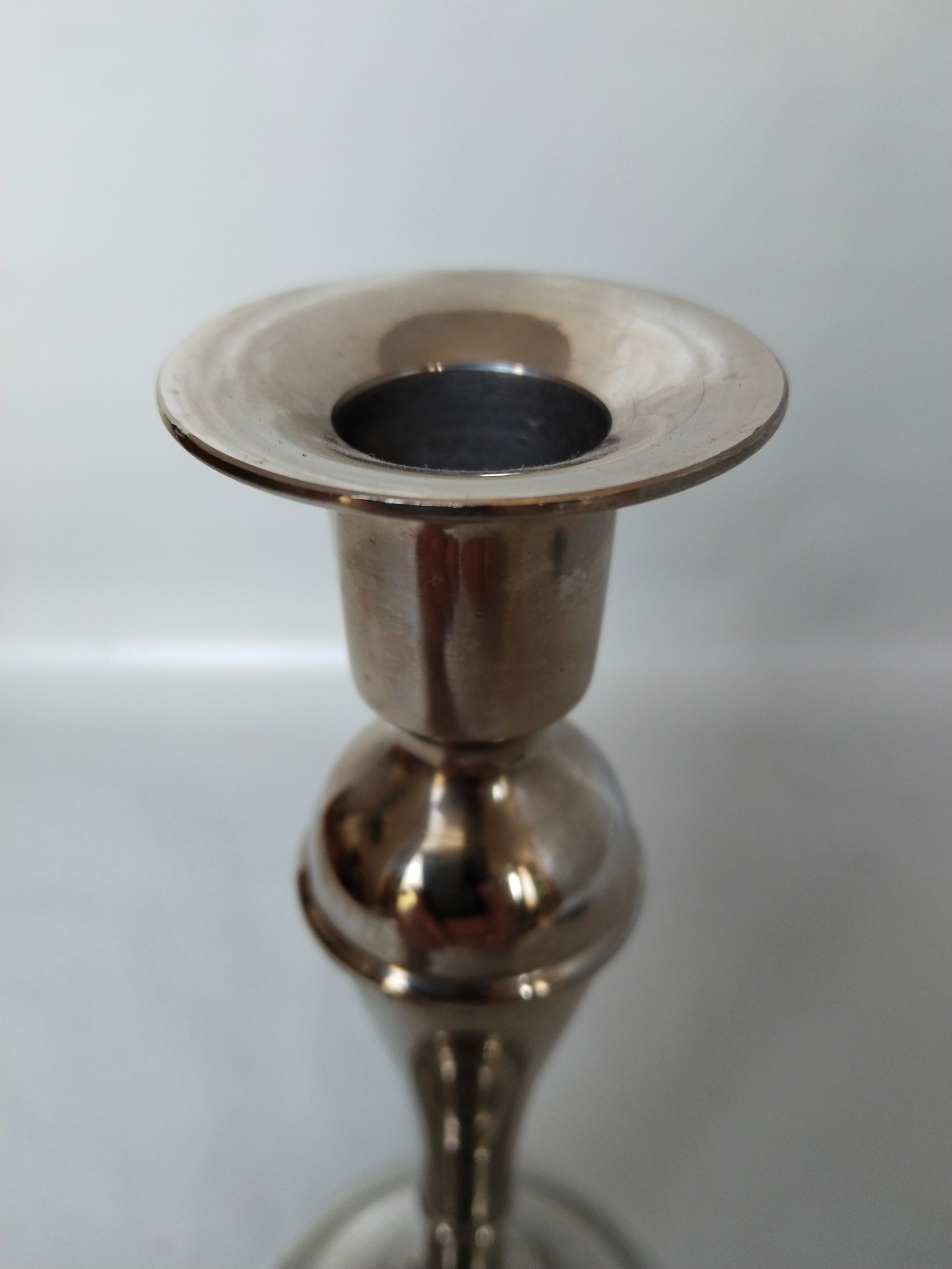 Eleganter-Vintage-Metall-Kerzenständer-17cm-poliert. Deatilaufnahme Halterung.