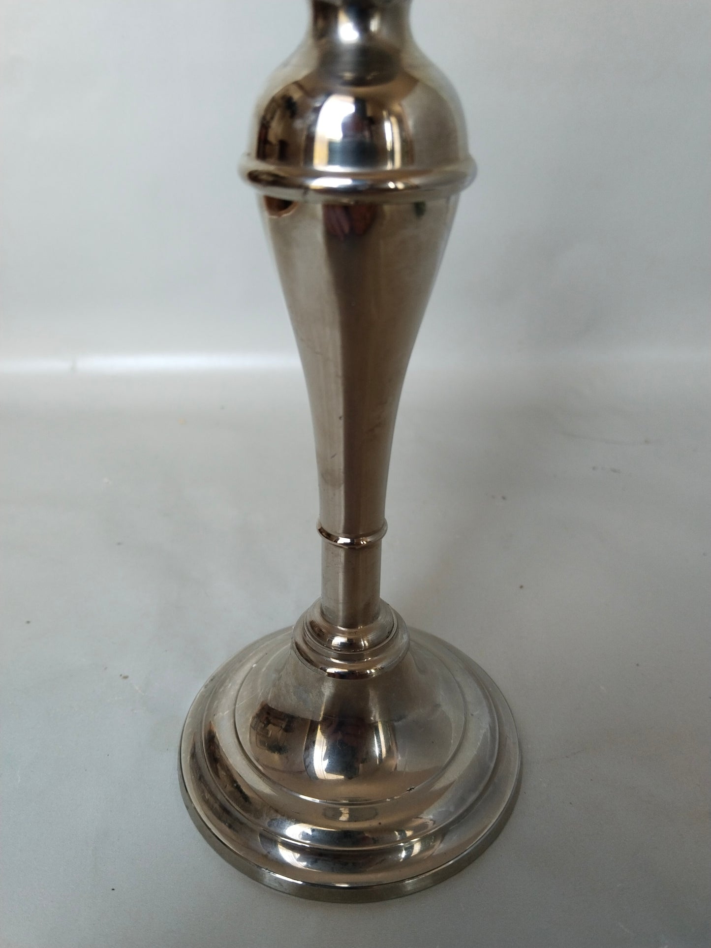 Eleganter-Vintage-Metall-Kerzenständer-17cm-poliert. Detailaufnahme Fuss.