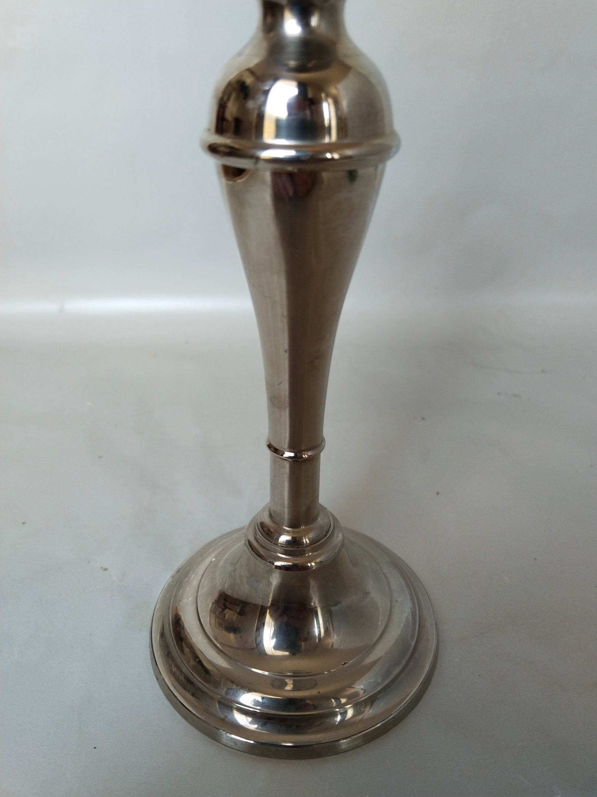 Eleganter-Vintage-Metall-Kerzenständer-17cm-poliert. Detailaufnahme Fuss.