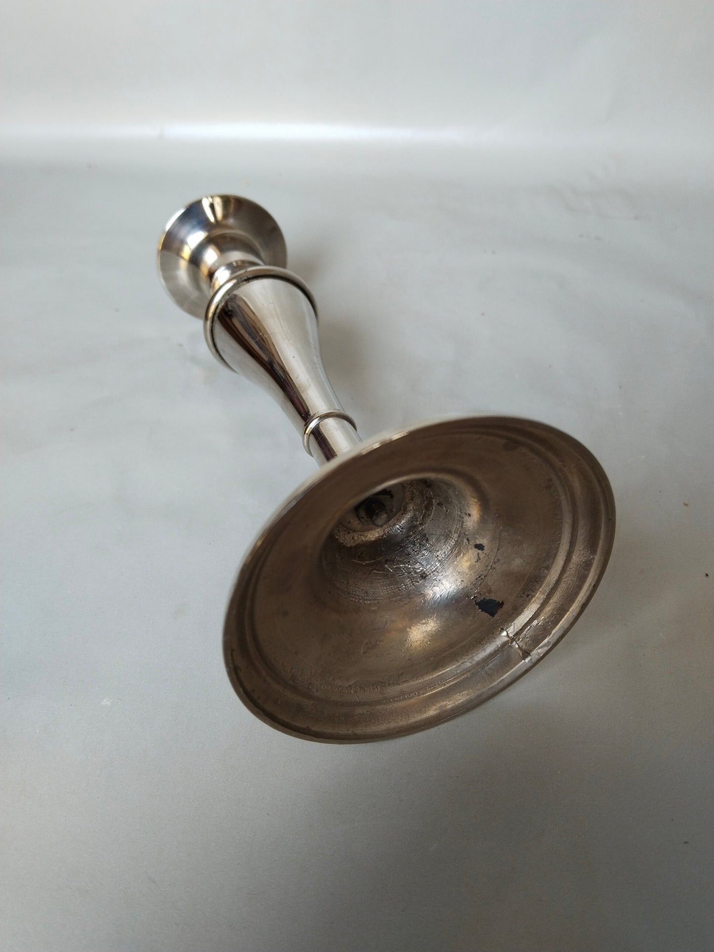 Eleganter-Vintage-Metall-Kerzenständer-17cm-poliert. Liegend.