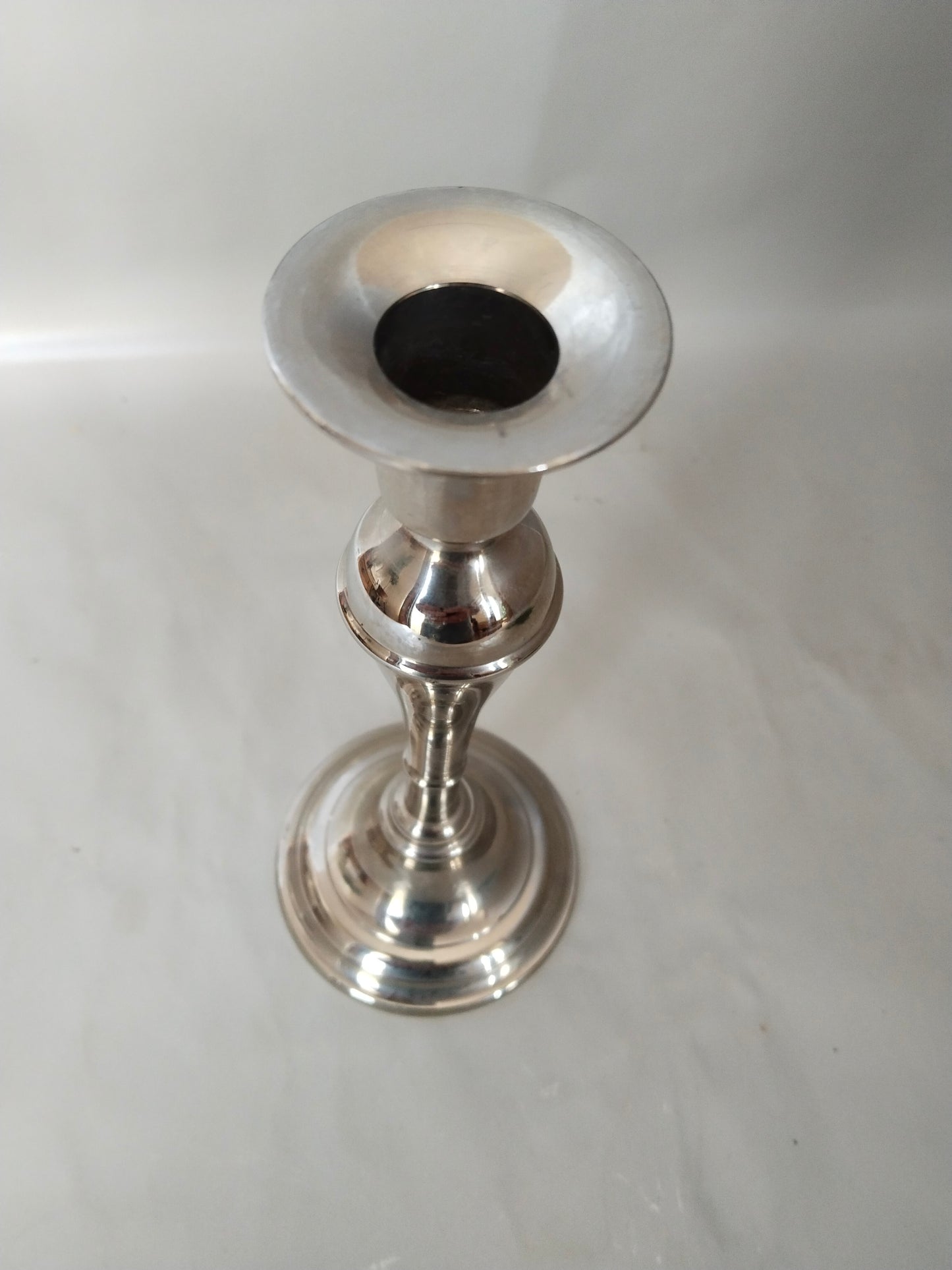 Eleganter-Vintage-Metall-Kerzenständer-17cm-poliert. Ansicht von oben.