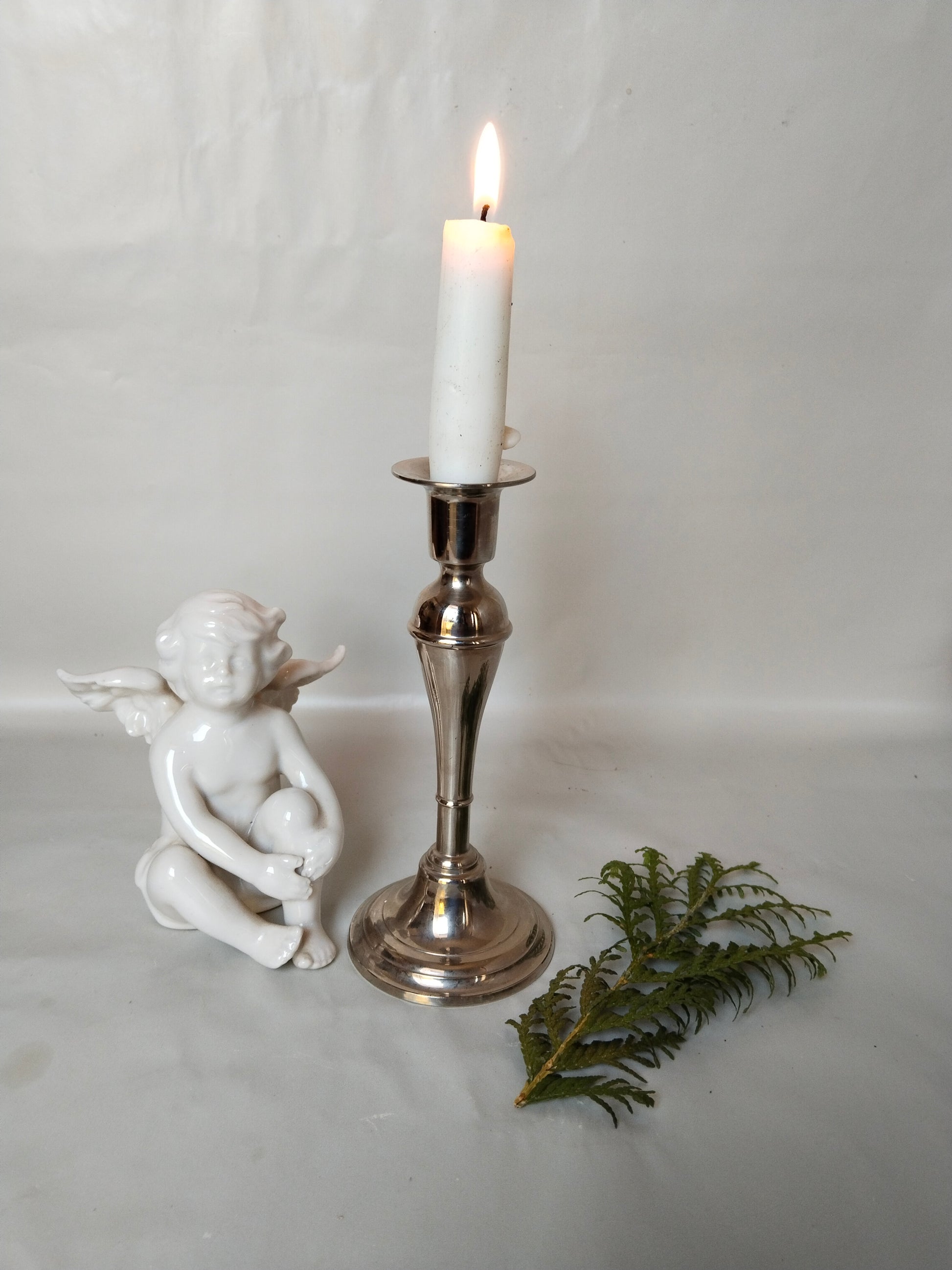 Eleganter-Vintage-Metall-Kerzenständer-17cm-poliert mit Kerze und sitzendem Engel.