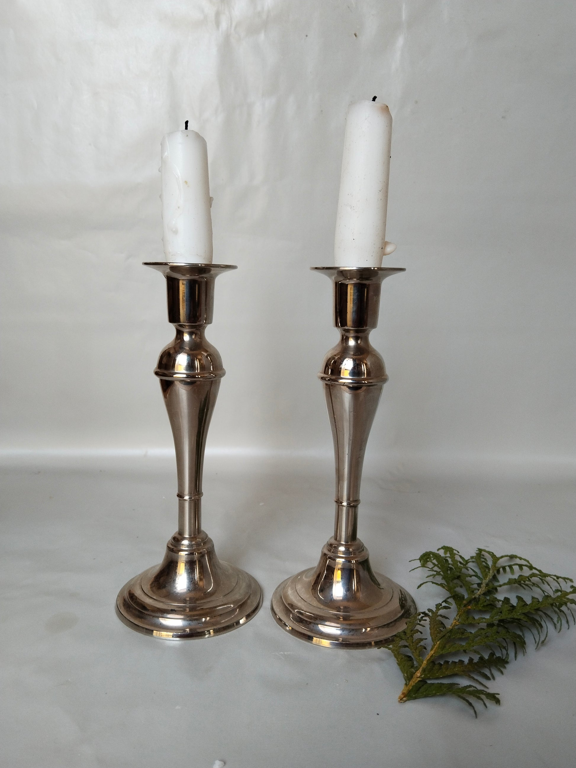 Eleganter-Vintage-Metall-Kerzenständer-17cm-poliert. 2 Kerzenhalter.