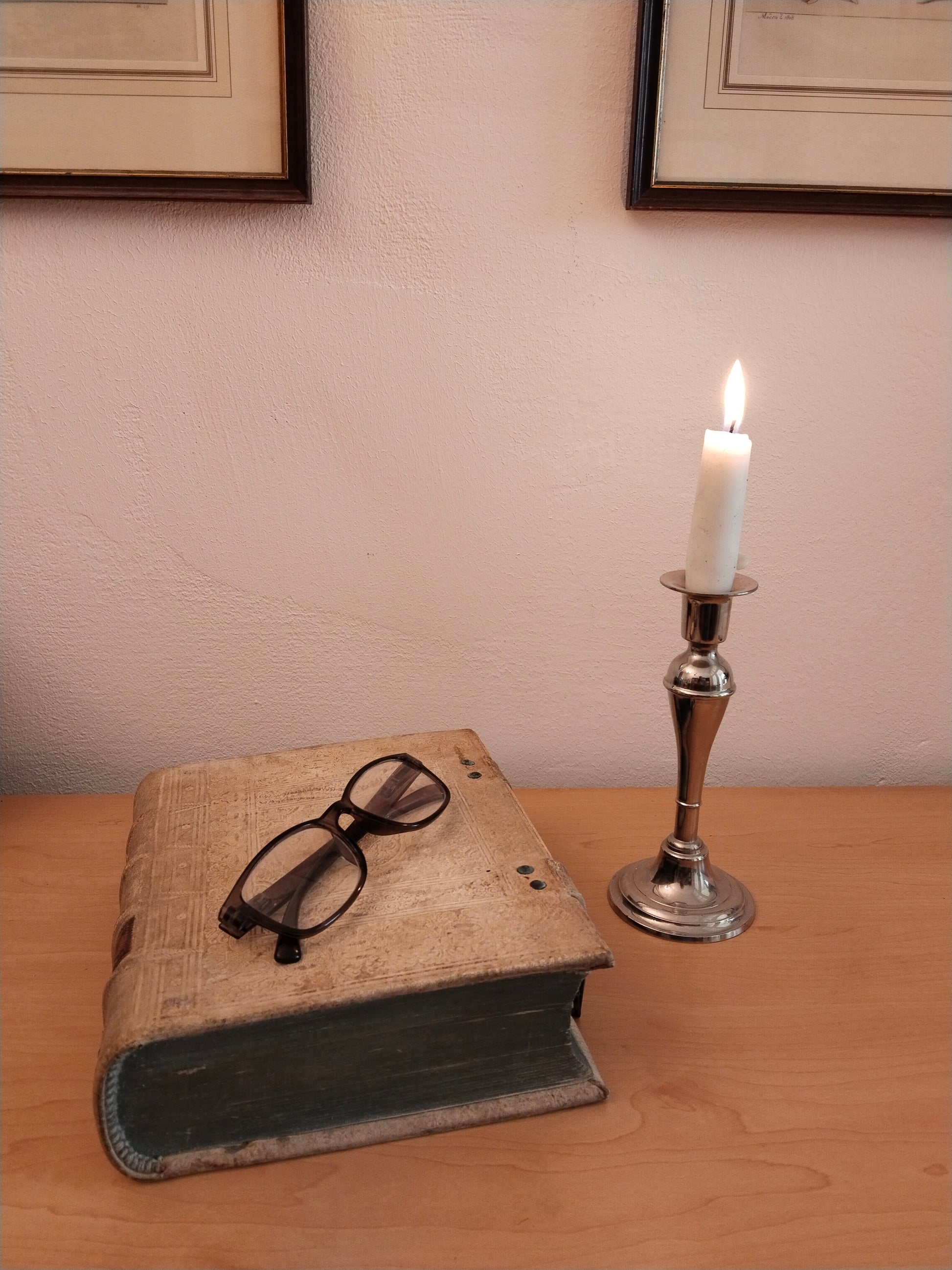 Eleganter-Vintage-Metall-Kerzenständer-17cm-poliert. Mit brennender Kerze, antikem Buch und Brille.