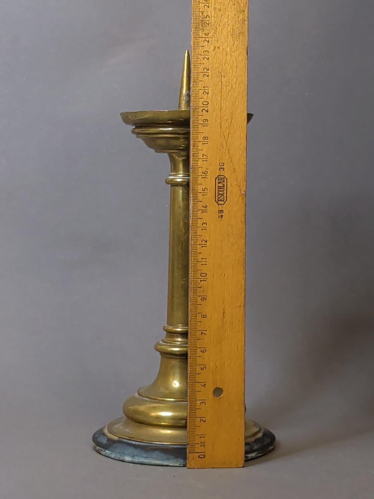 Messing-Dornleuchter neben Zollstock, Gesamthöhe ca. 23 cm mit Dorn