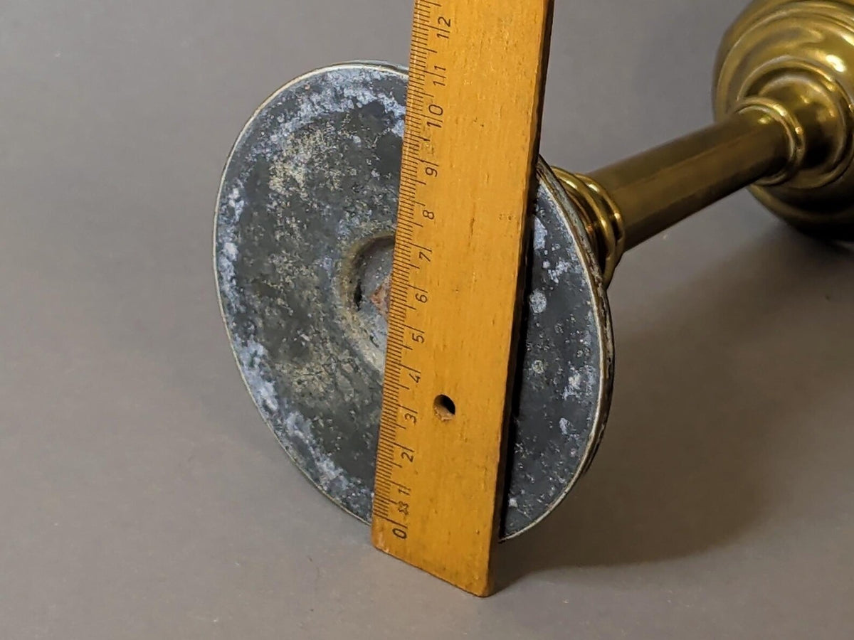Bodenplatte des Messing-Kerzenständers mit Maßstab, Fußdurchmesser ca. 11 cm