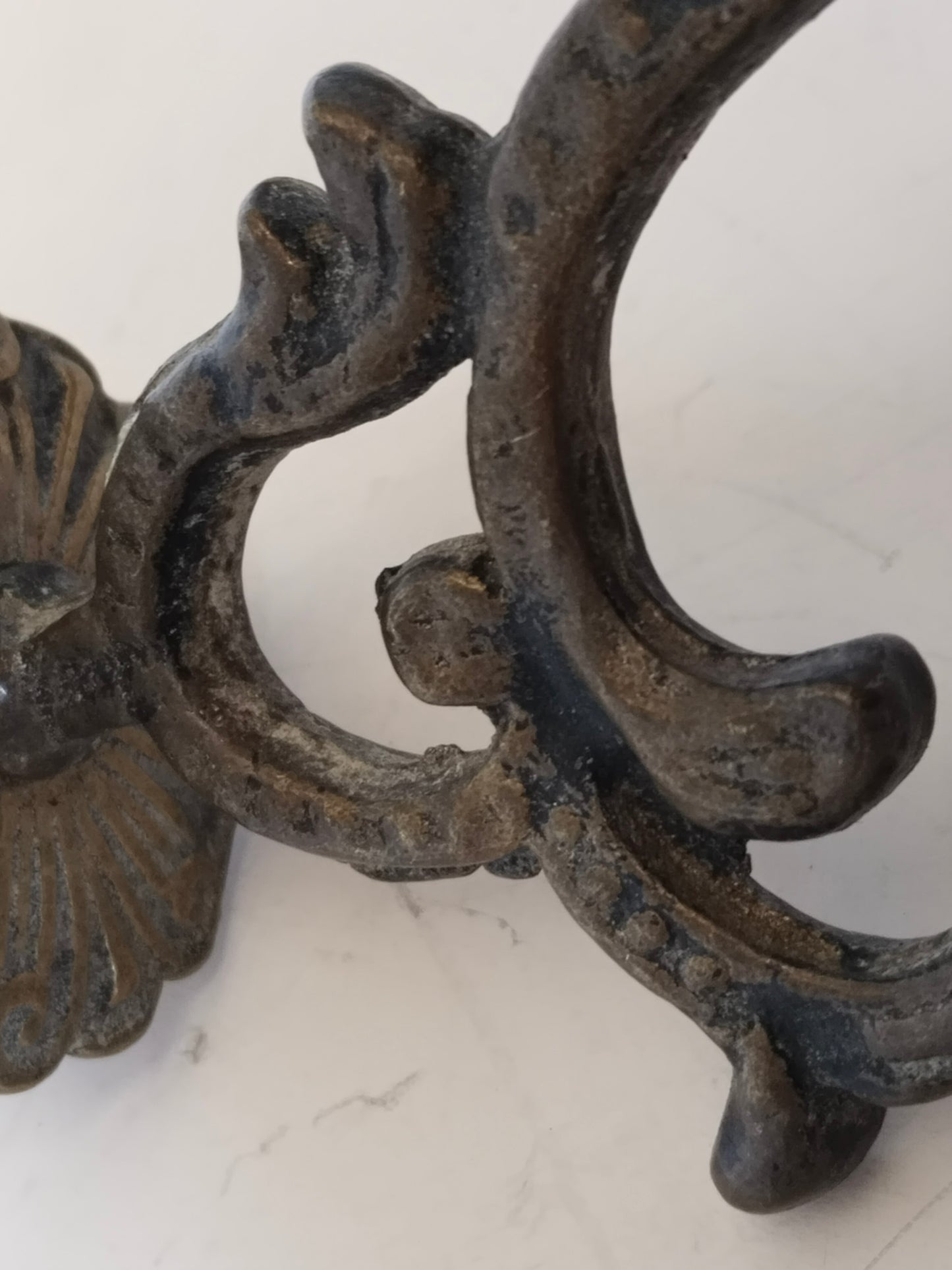 Nahaufnahme Volutenschwung mit kleinen Knospen-Applikationen
