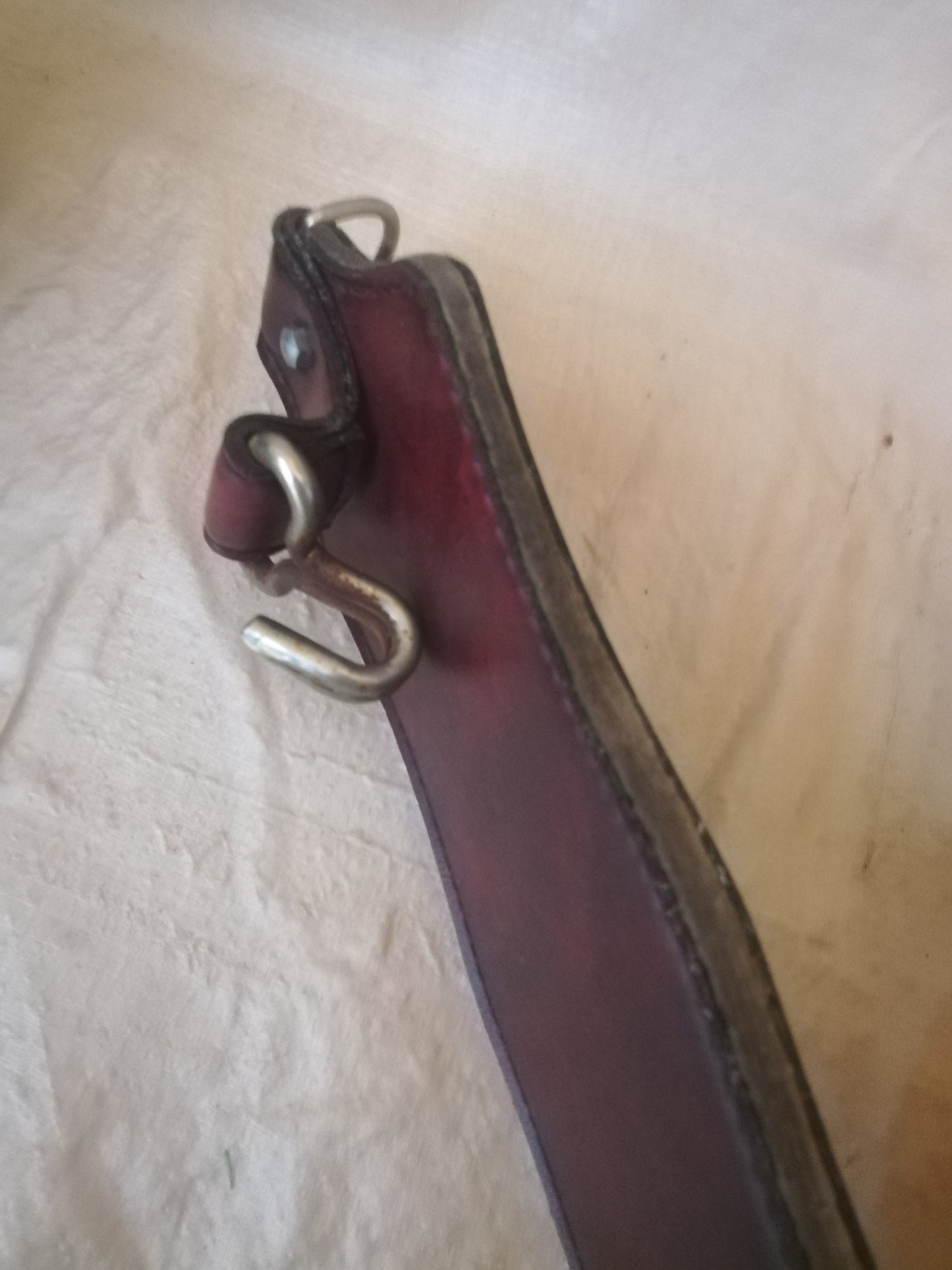 Vintage Kleiderbürste mit Wandhalterung – rustikale Leder-Holzbürste aus den 1950er Jahren – Landhaus & Jagdstil