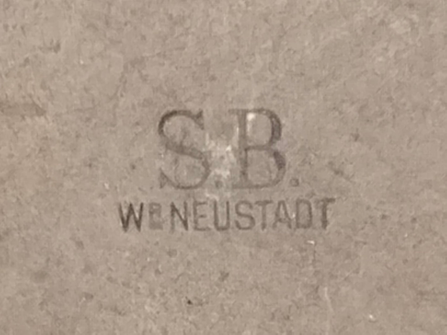 Makro-Aufnahme des eingepraeaten Herstellerstempels S.B. We Neustadt im Kupferboden
